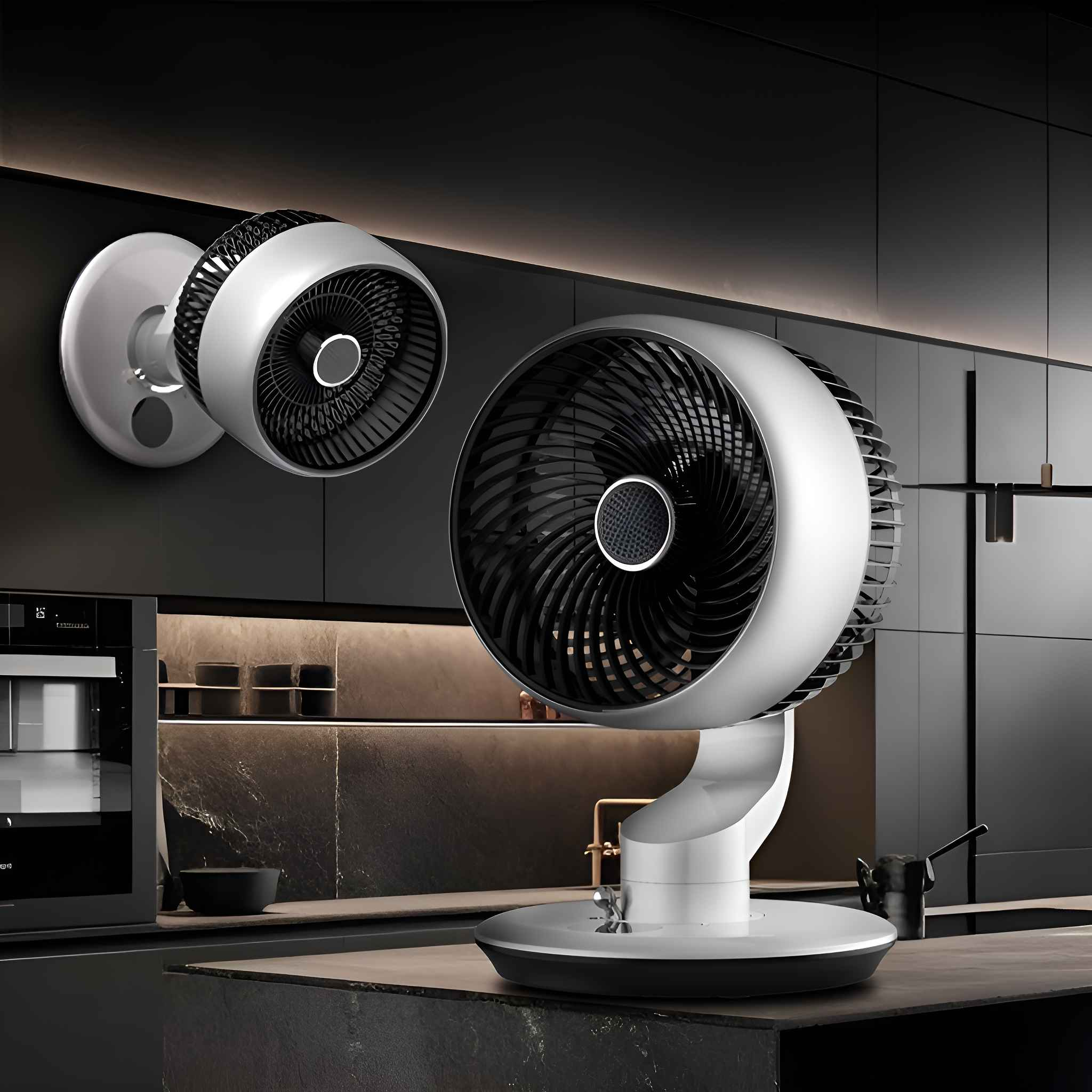 Zwei silberne Ventilatoren auf einer schwarzen Arbeitsplatte. Einer ist an der Wand montiert.
