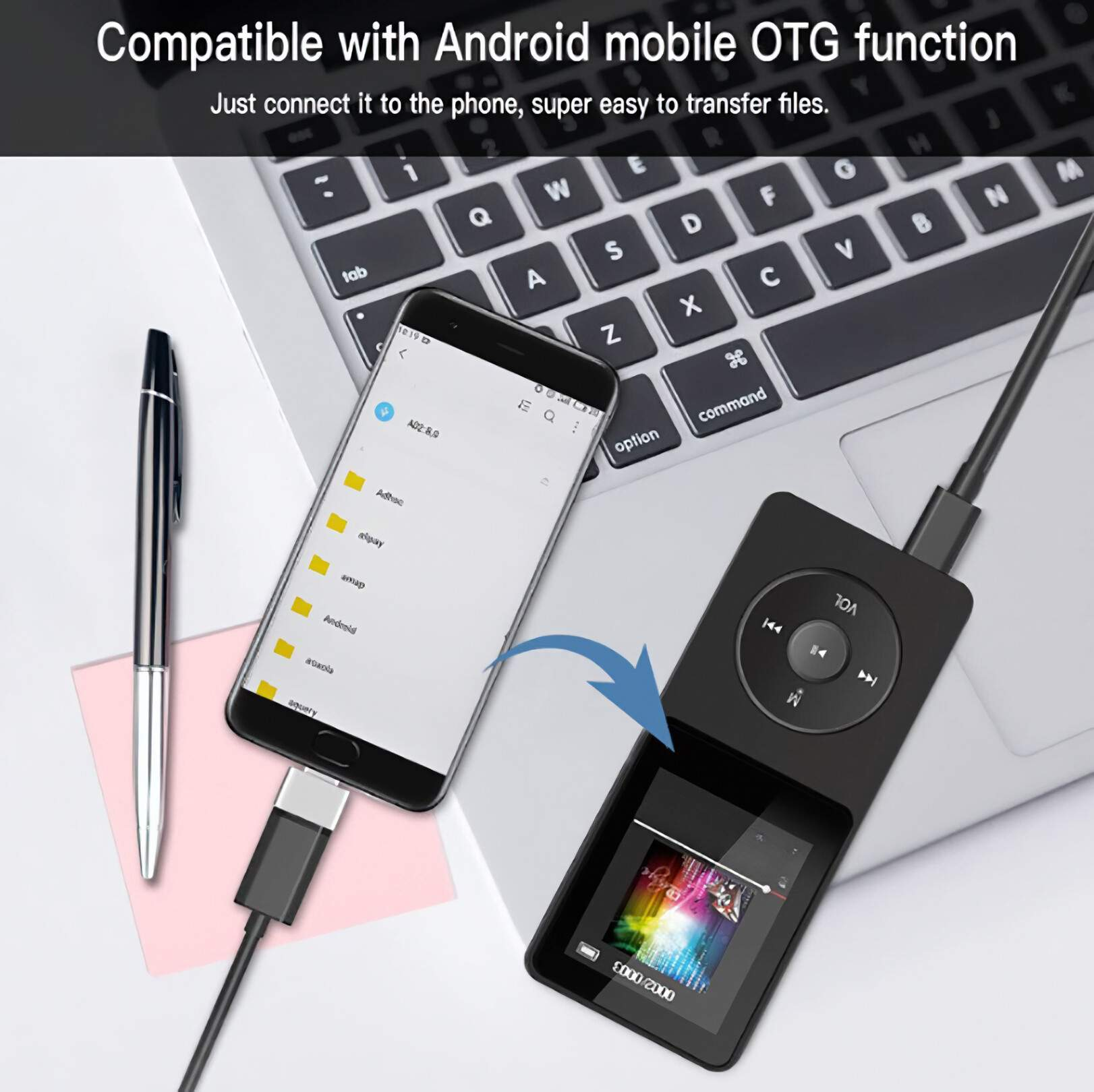 Smartphone über ein Kabel mit einem schwarzen MP3-Player verbunden, auf Laptop.