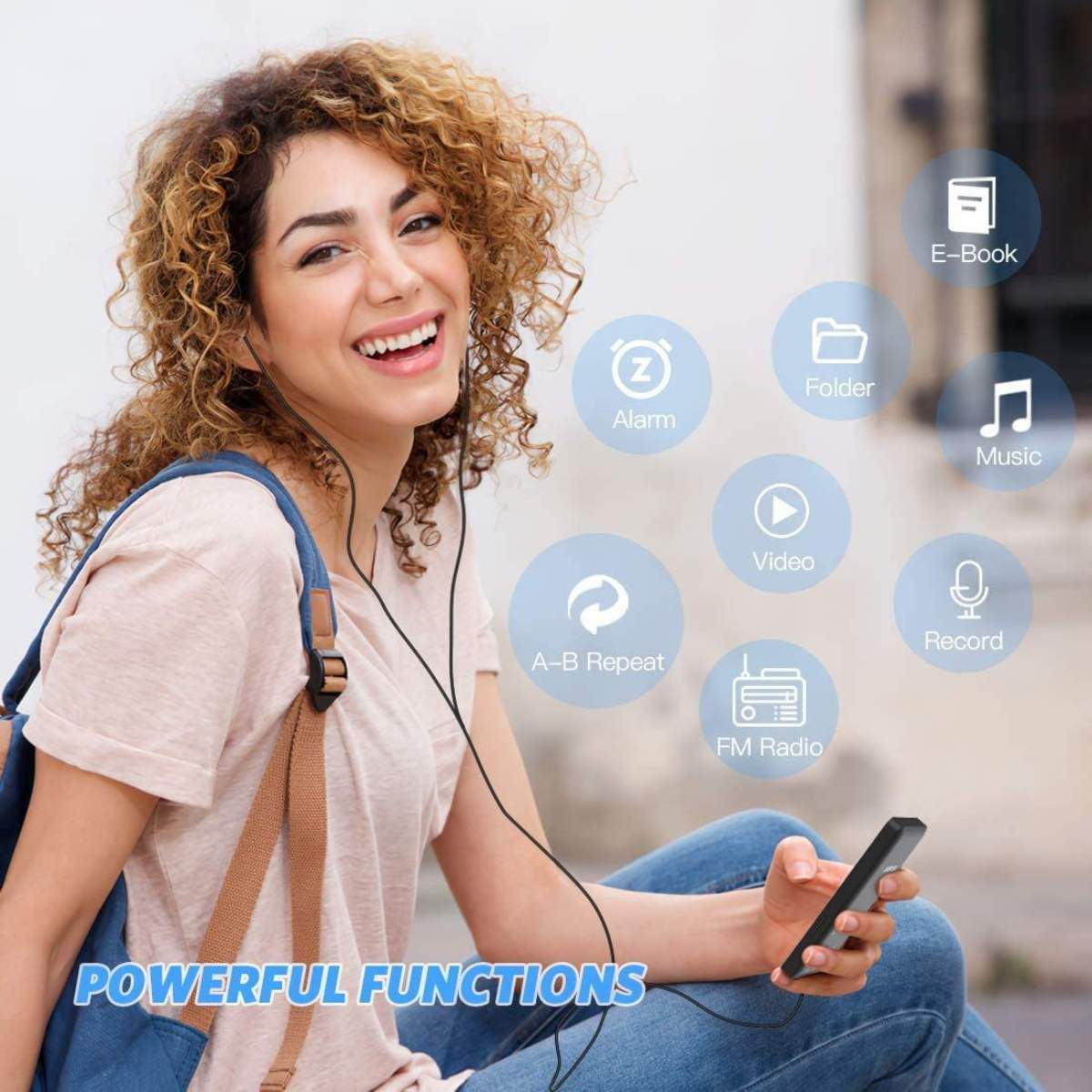 Lachende Frau hält schwarzen MP3-Player, mit Symbolen für Funktionen.