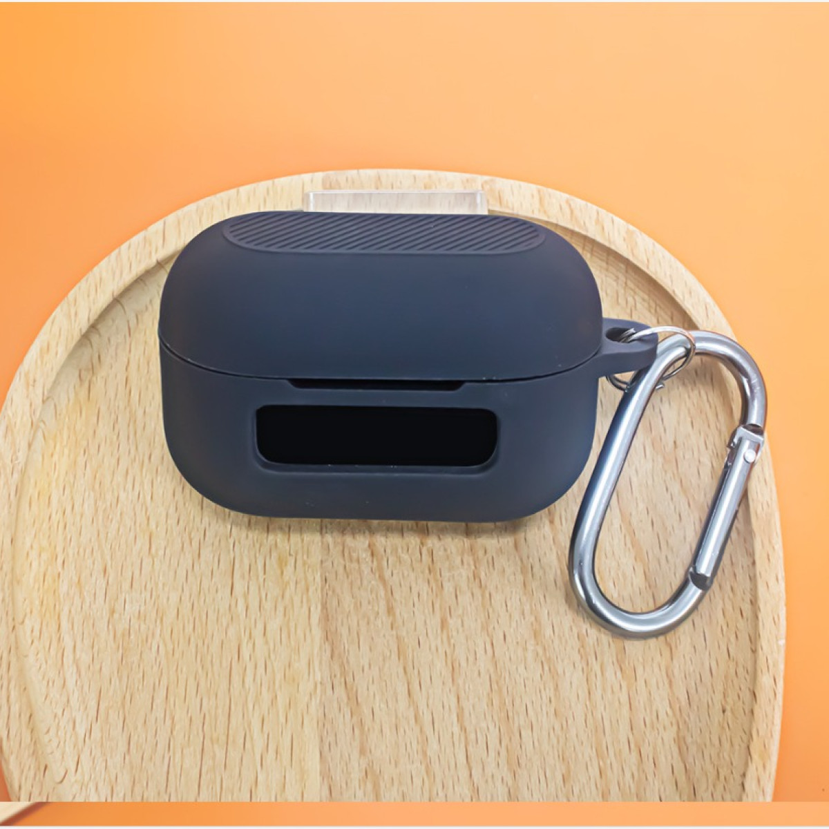 Schwarzes Kopfhörer-Etui mit silbernem Karabiner.
