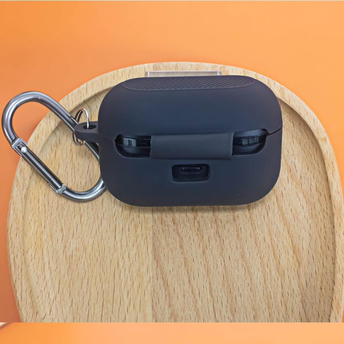 Schwarzes Kopfhörer-Etui mit silbernem Karabiner.