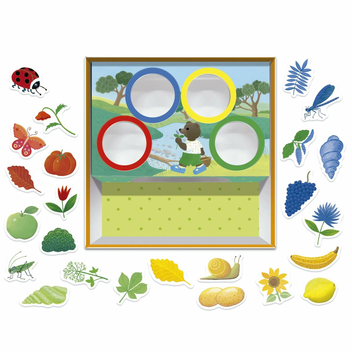 Tabellone di gioco con una figura di orso, quattro cerchi colorati e varie carte illustrate di elementi naturali.