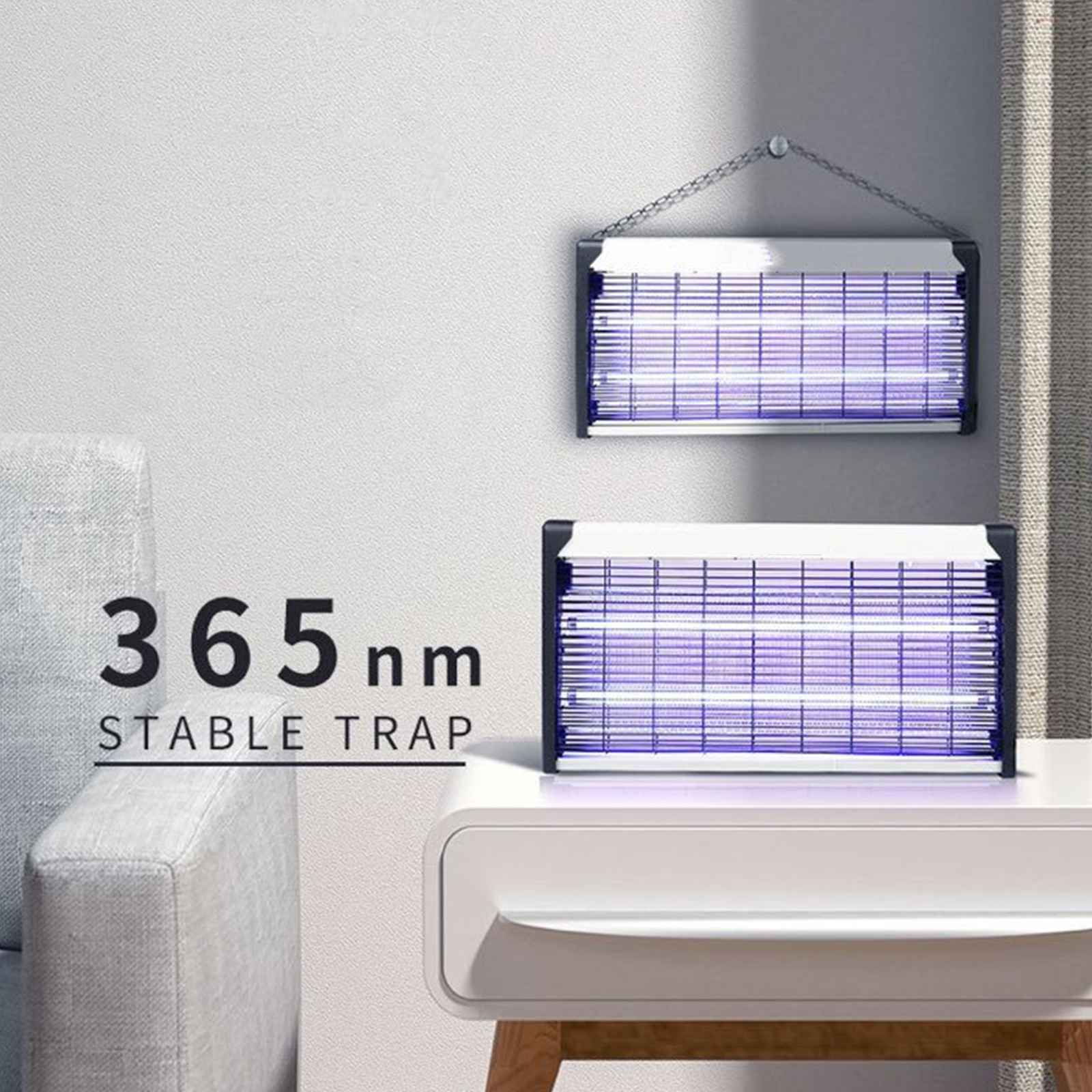 Zwei Insektenvernichter hängen an einer Wand. Sie haben UV-Lichter und sind weiß und schwarz.