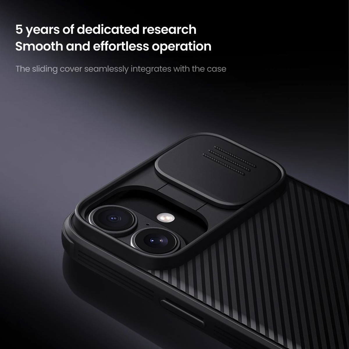 Una custodia nera per telefono con una copertura scorrevole sulla fotocamera. Il testo dice '5 anni di ricerca' e descrive il funzionamento.