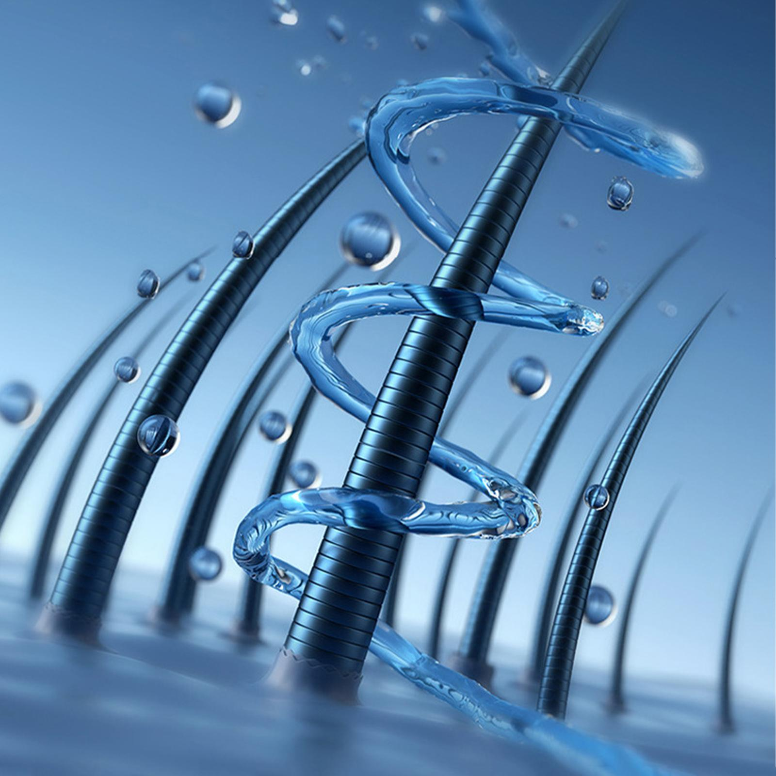 Haarsträhnen mit Wassertropfen. Wasser wirbelt um einige Strähnen. Blauer Hintergrund.