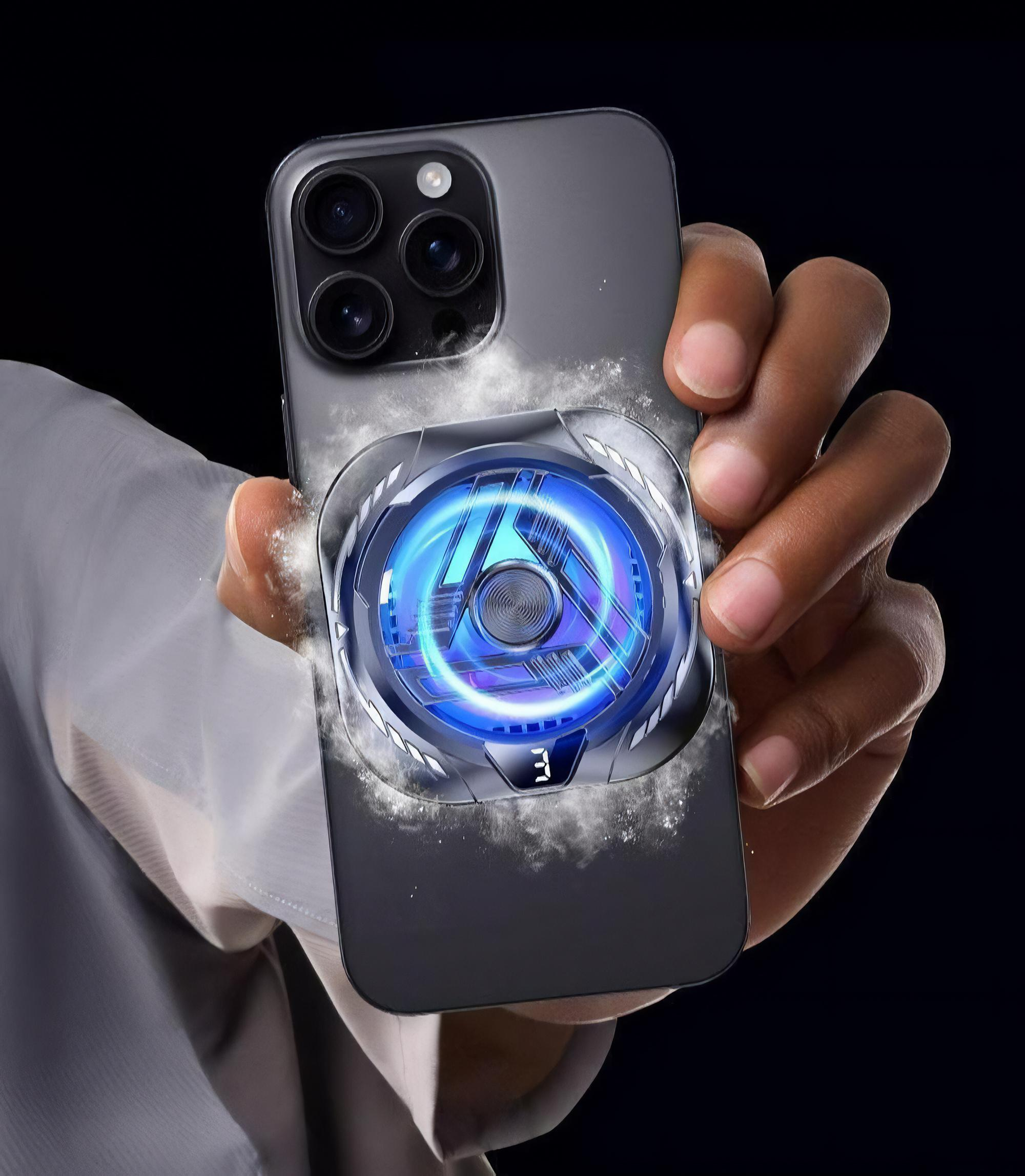 Person hält ein Telefon mit angebrachtem Kühler. Der Kühler hat blaue Lichter und eine '3' anzeige.