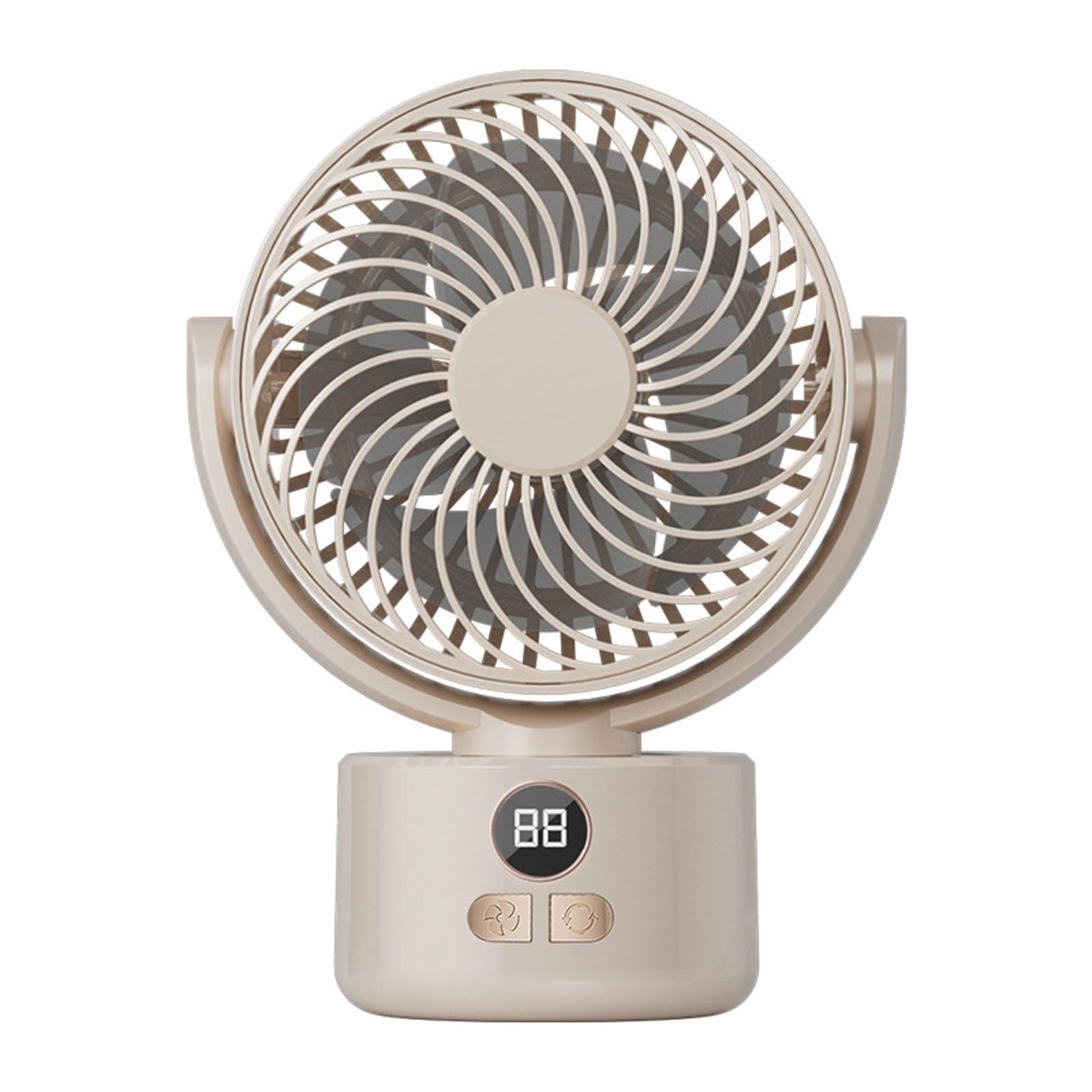 Beigefarbener Ventilator mit Digitalanzeige. Er hat einen runden Ventilator und einen Sockel mit Knöpfen. Weißer Hintergrund.