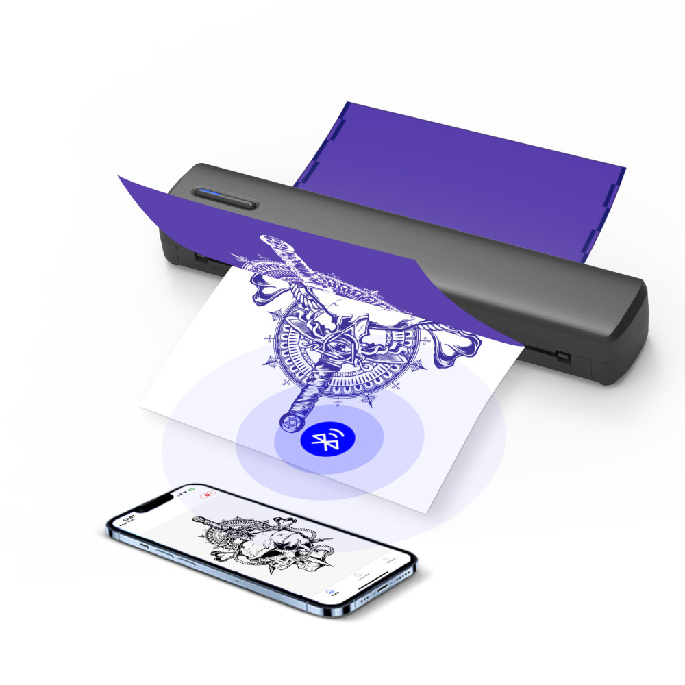Drucker druckt ein Tattoo-Design von einem Telefon. Das Design ist ein Kompass mit Schlangen. Bluetooth-Symbol ist sichtbar.