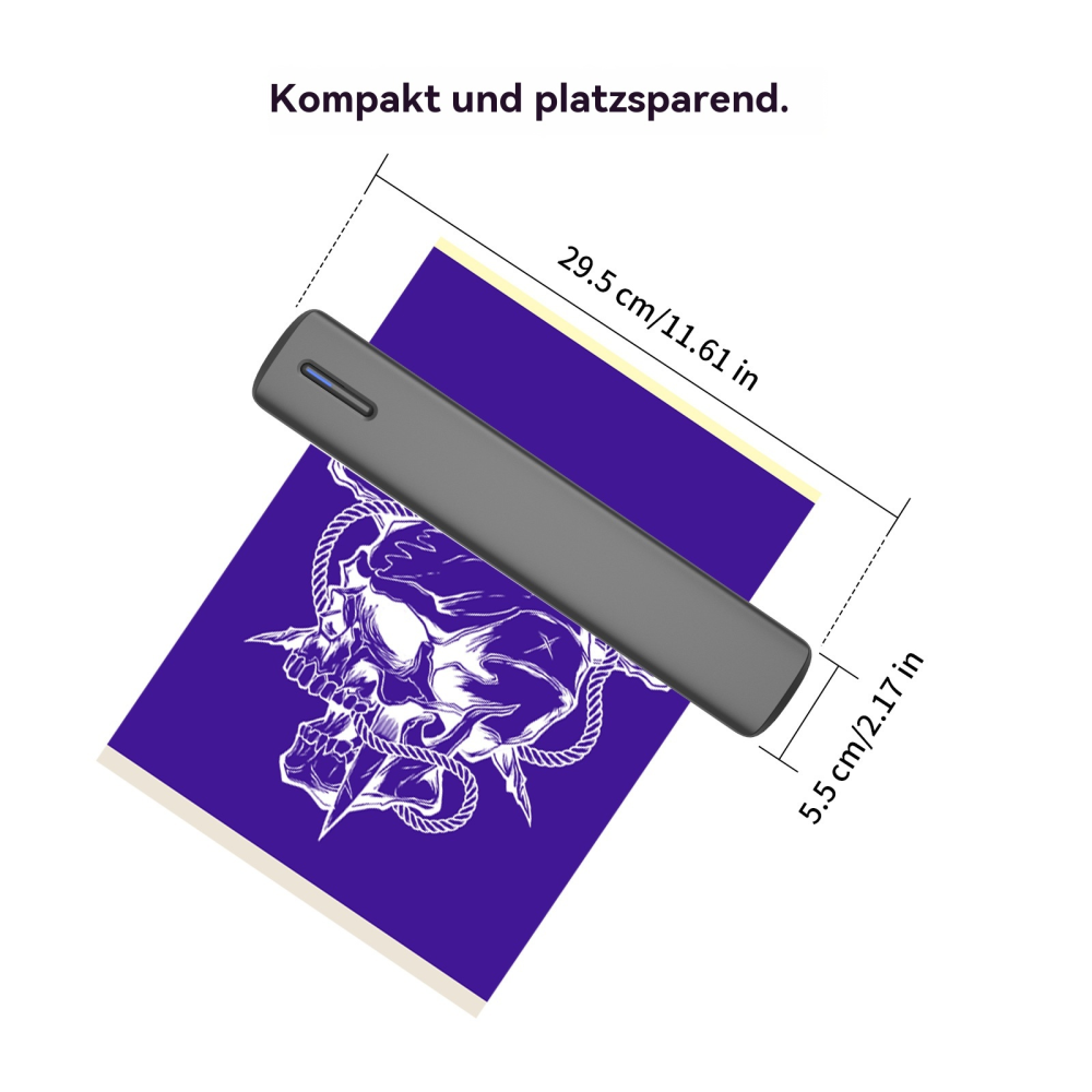 Drucker druckt ein Tattoo-Design. Es ist ein Totenkopf mit Krone auf einem lila Blatt. Text: Kompakt und platzsparend.