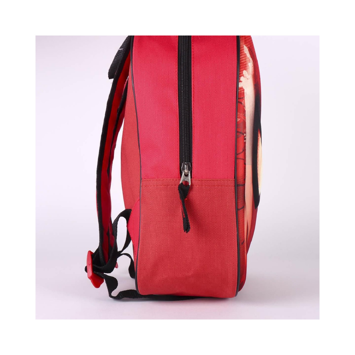 Roter Spider-Man-Rucksack mit schwarzem Reißverschluss und Trägern.