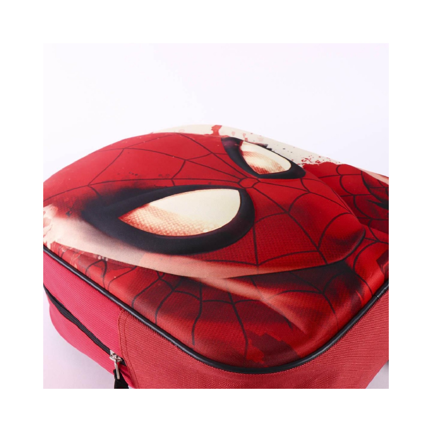 Nahaufnahme eines roten Spider-Man-Rucksacks, der das Maskendesign zeigt.