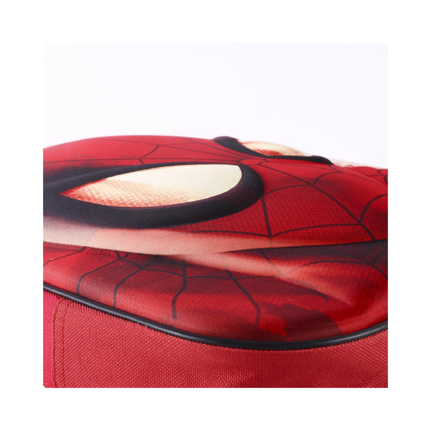 Nahaufnahme des roten Spider-Man-Maskendesigns auf einem Rucksack.