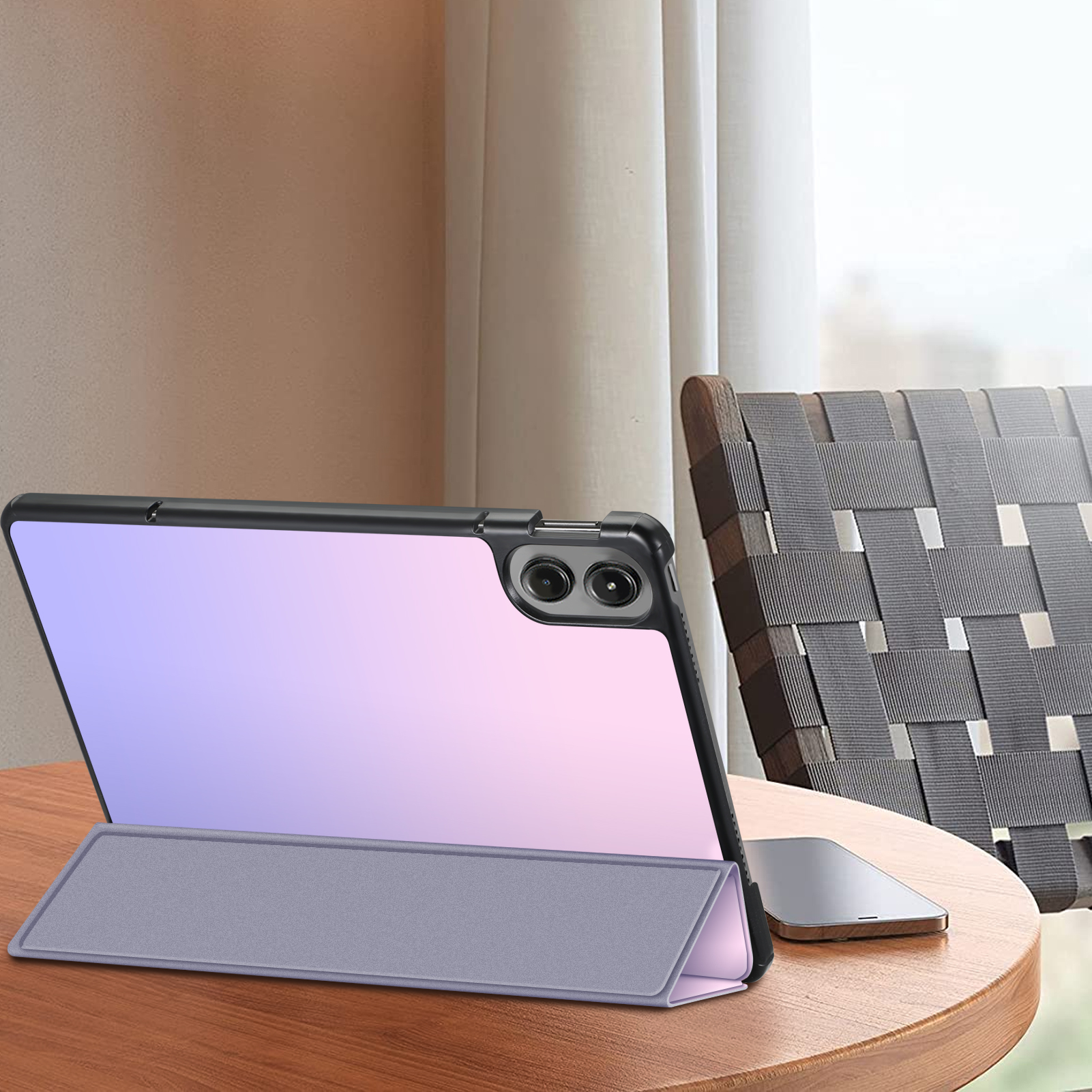 Tablet auf einem Tisch. Eine Hülle ist geöffnet, der Bildschirm ist zu sehen. Der Hintergrund ist unscharf.