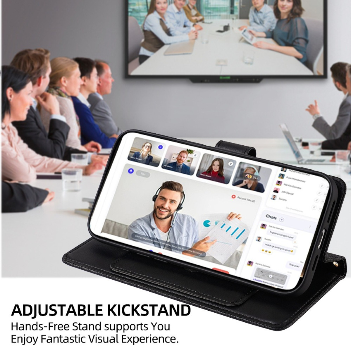 Telefon in geöffneter Hülle, auf einem Tisch aufgestellt. Personen sind im Hintergrund sichtbar, möglicherweise in einem Meeting.