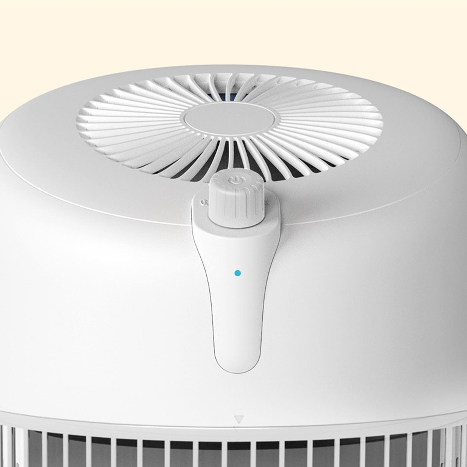 Nahaufnahme der Oberseite eines Luftreinigers. Mit Ventilator und Bedienknopf mit blauem Licht.