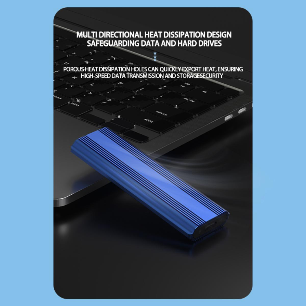 Blaue externe Festplatte auf einem Laptop. Text über Datenschutz und Wärmeableitung ist vorhanden.