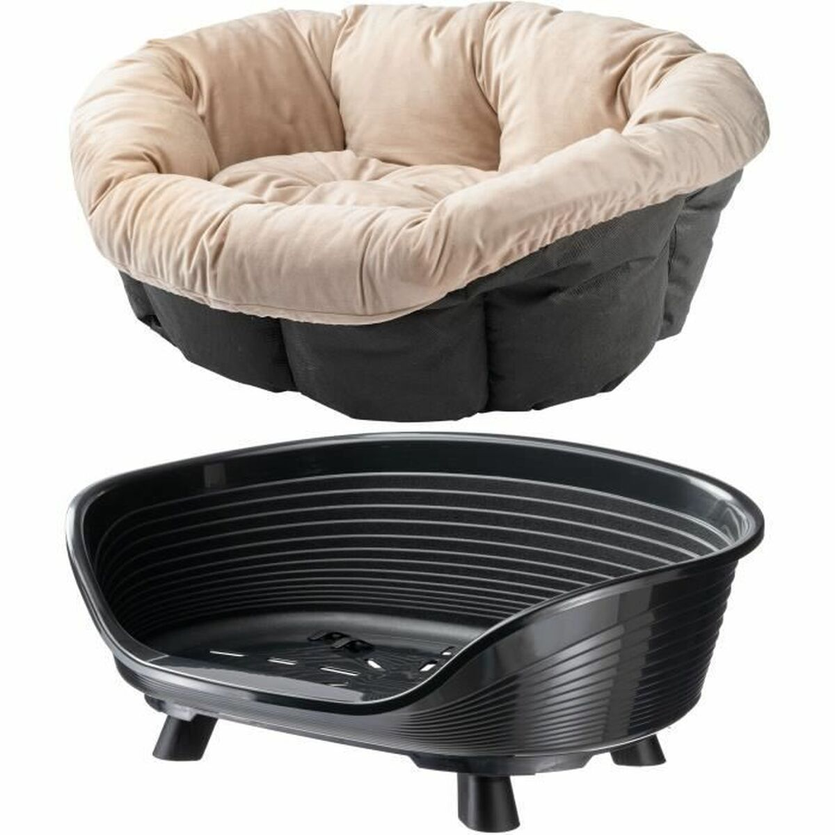 Ein beiges Haustierbett in einer schwarzen Basis, das Bett ist abnehmbar und zeigt die Struktur.