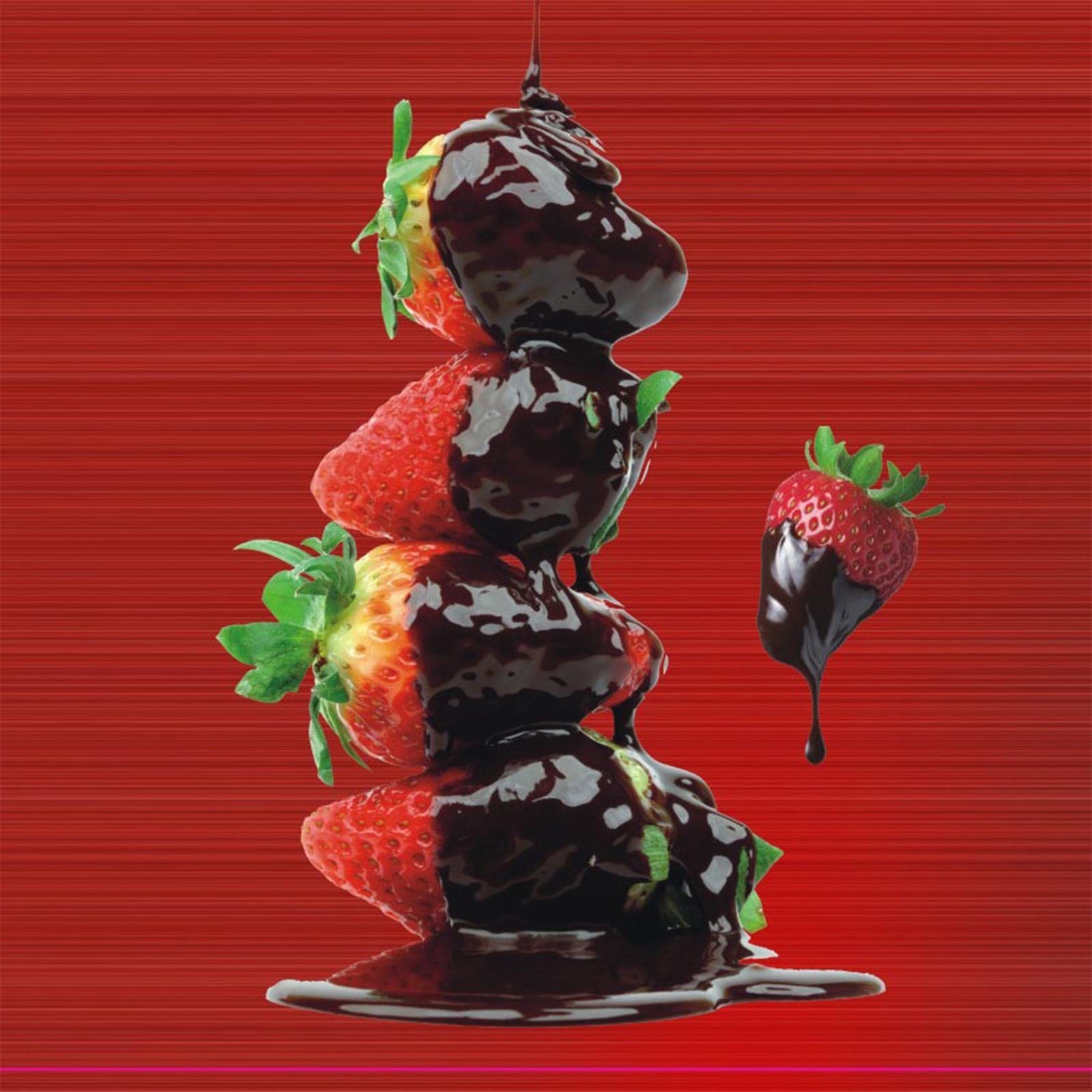 Erdbeeren sind gestapelt und mit Schokolade bedeckt. Eine Erdbeere ist in Schokolade getaucht und tropft.