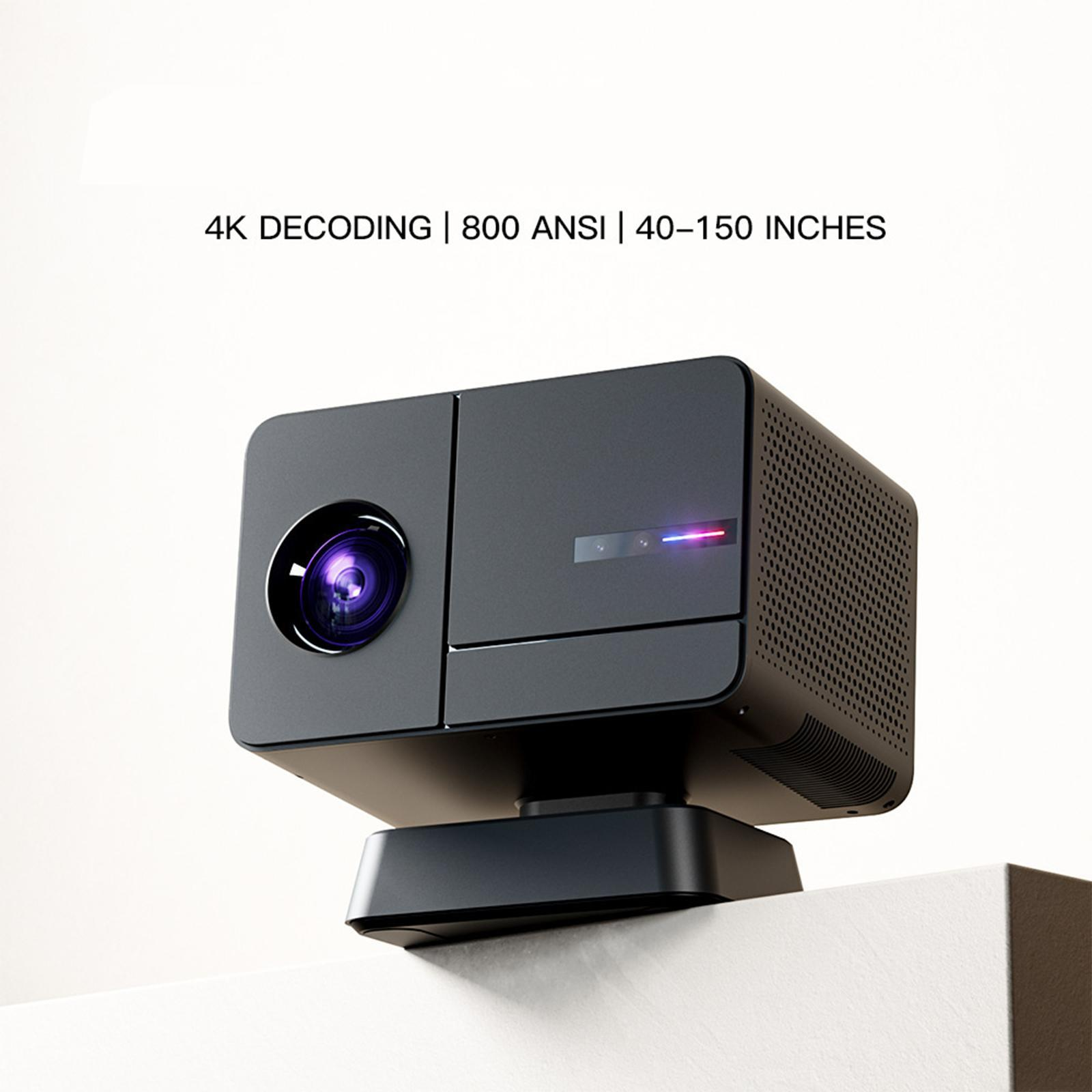Ein schwarzer Projektor auf einem weißen Block. Text sagt '4K DECODING' und '800 ANSI'.