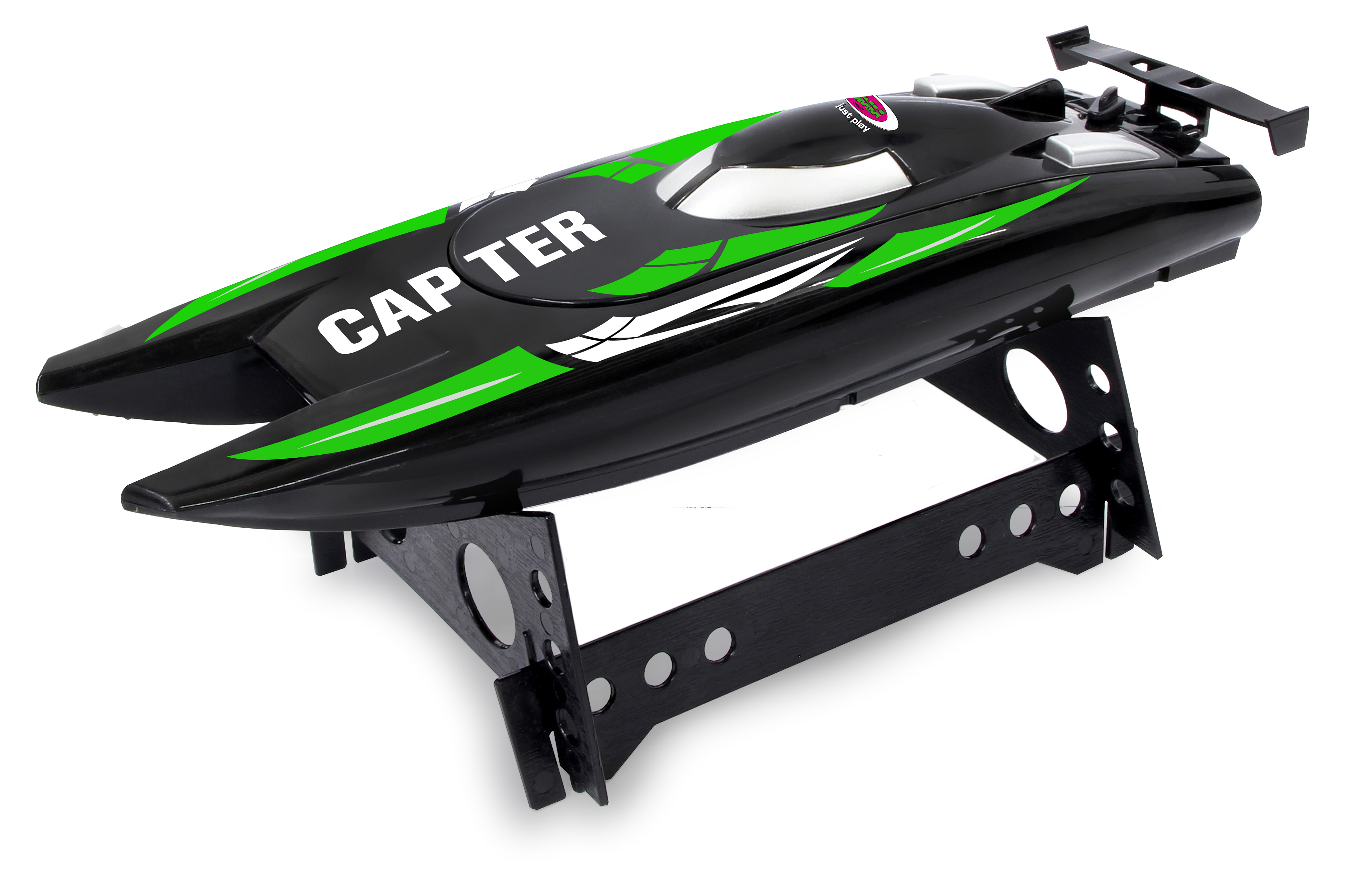 Schwarzes Spielzeugboot auf einem schwarzen Ständer. Das Boot hat grüne und weiße Akzente und das Wort CAP TER.
