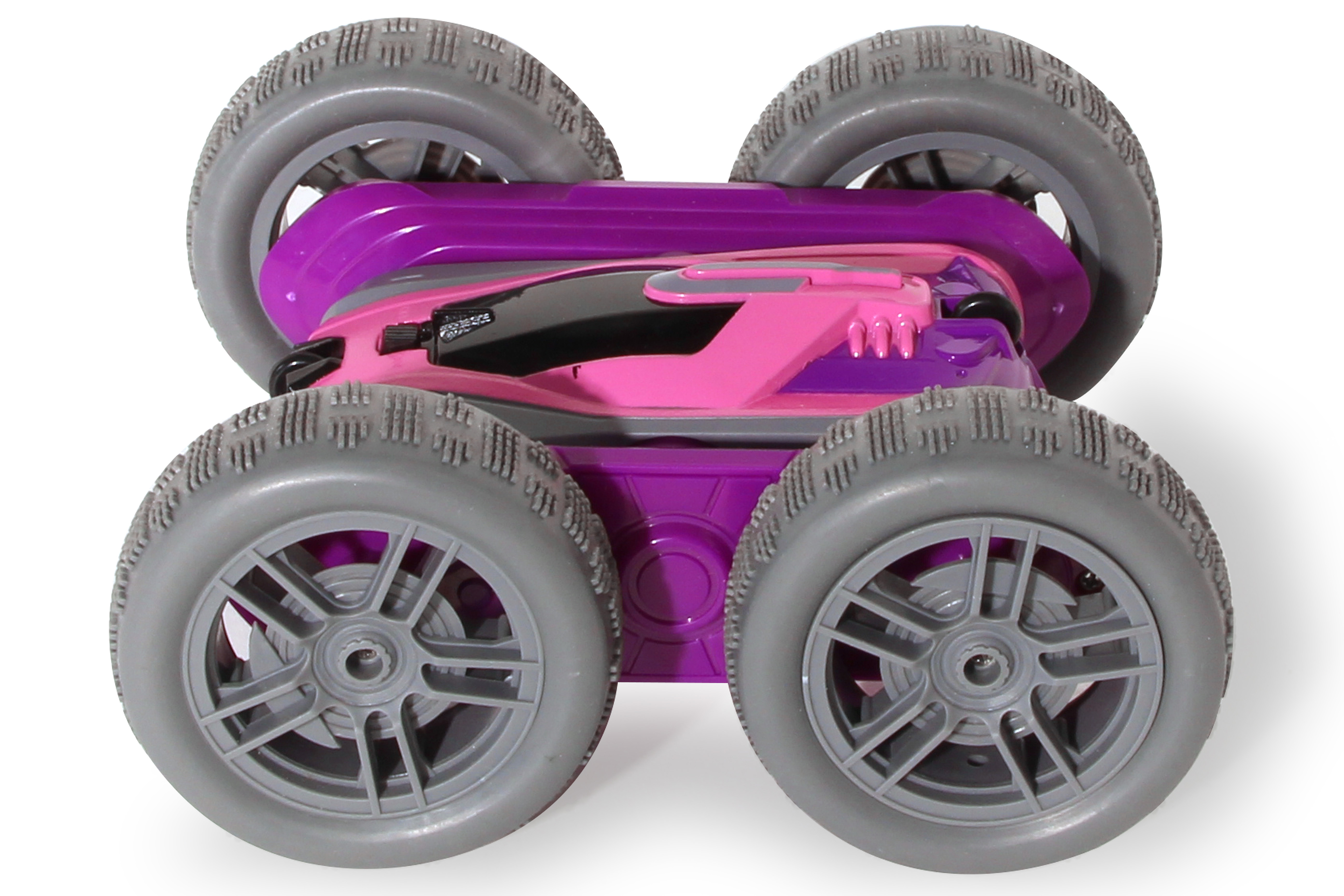 Ein rosa-graues ferngesteuertes Auto mit vier grauen Rädern. Weißer Hintergrund.