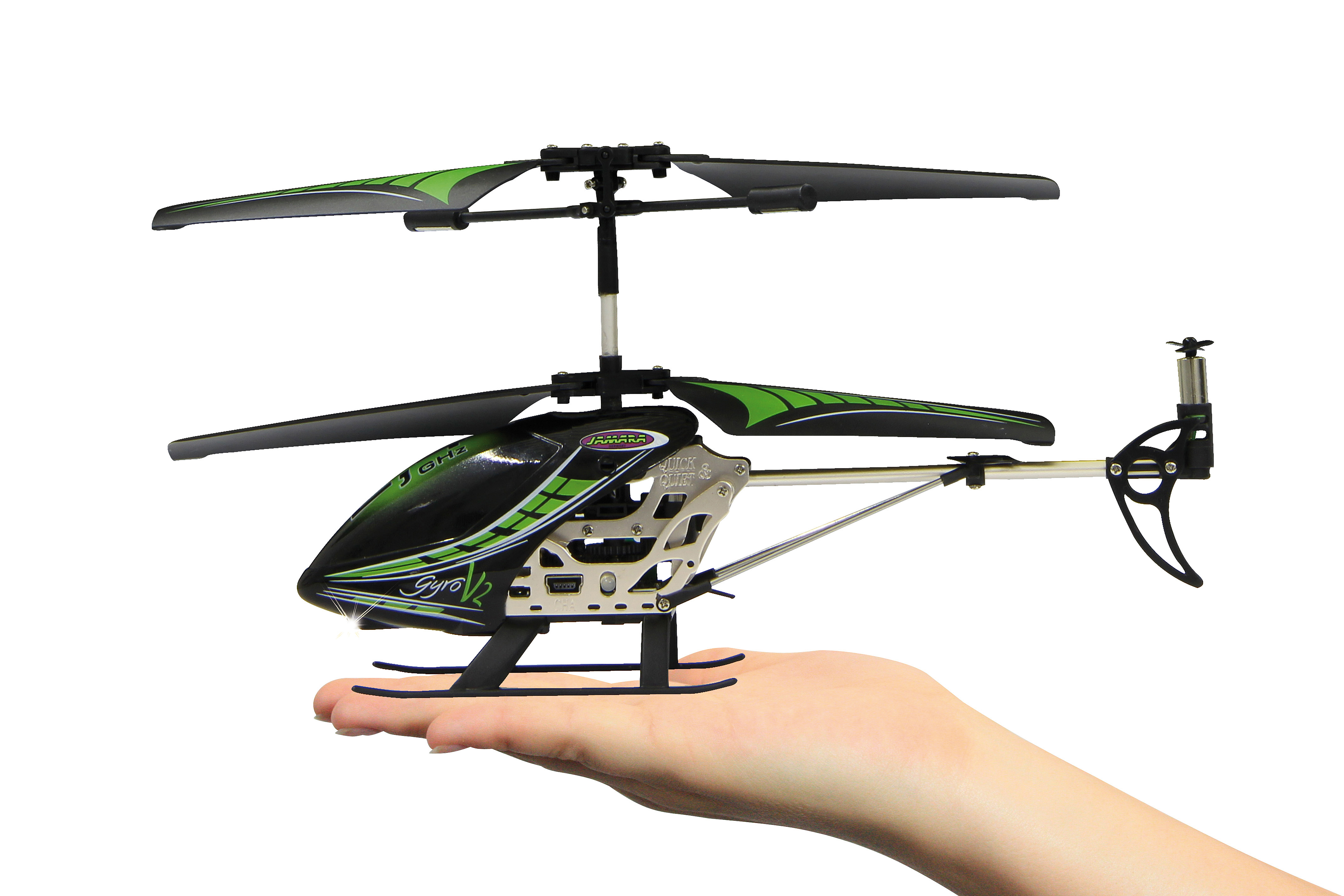 Hand, die ein schwarz-grünes Helikoptermodell hält. Weißer Hintergrund.