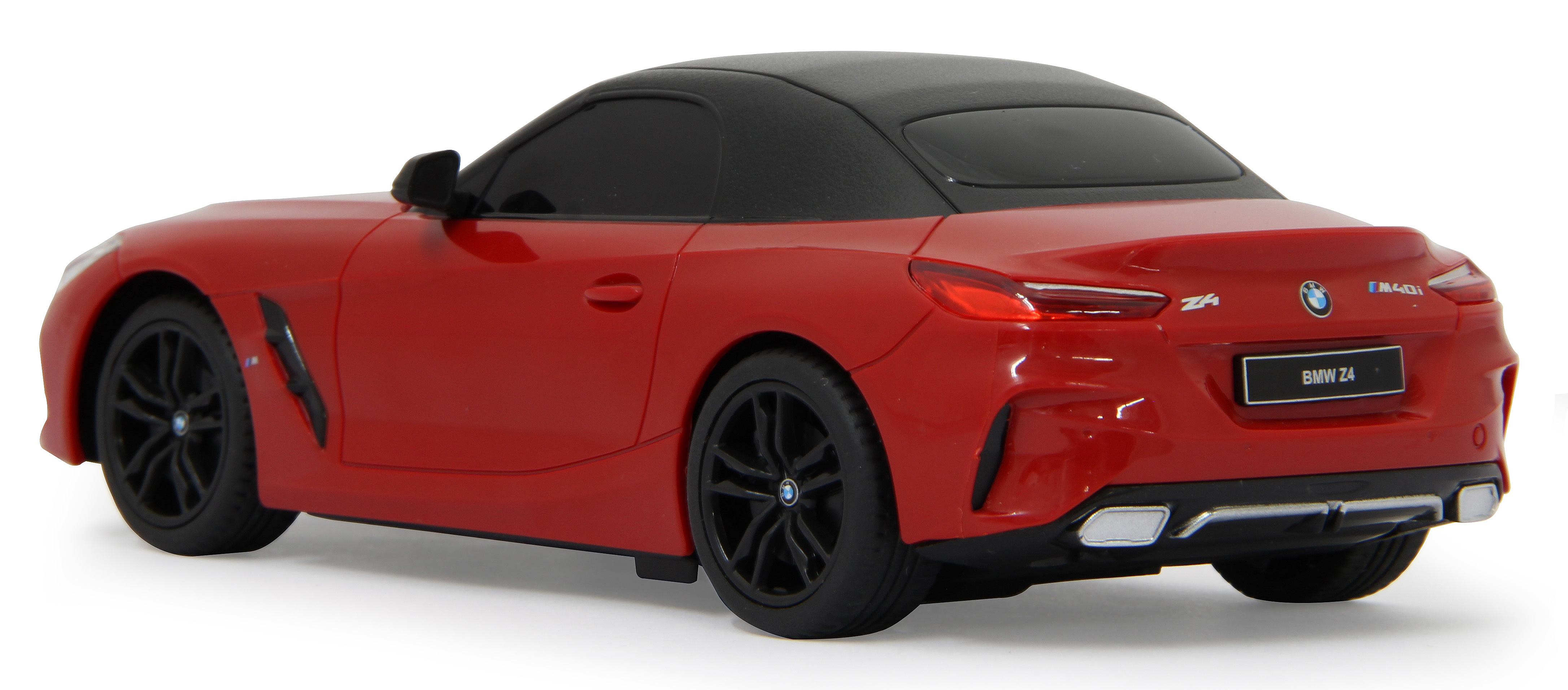 Schräge Rückansicht eines roten BMW Z4 Modellautos mit schwarzem Dach und Rädern, auf Weiß.