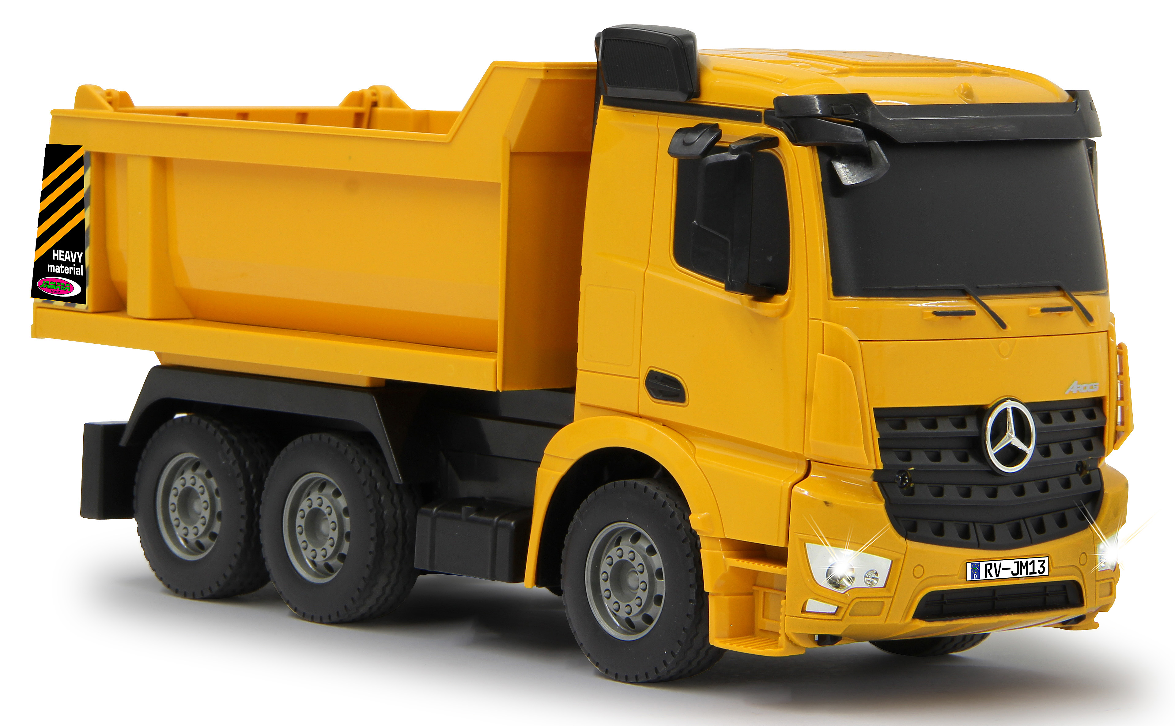 Gelber Spielzeug-Muldenkipper mit schwarzen Reifen, Mercedes-Logo und Heavy-Material-Etikett.