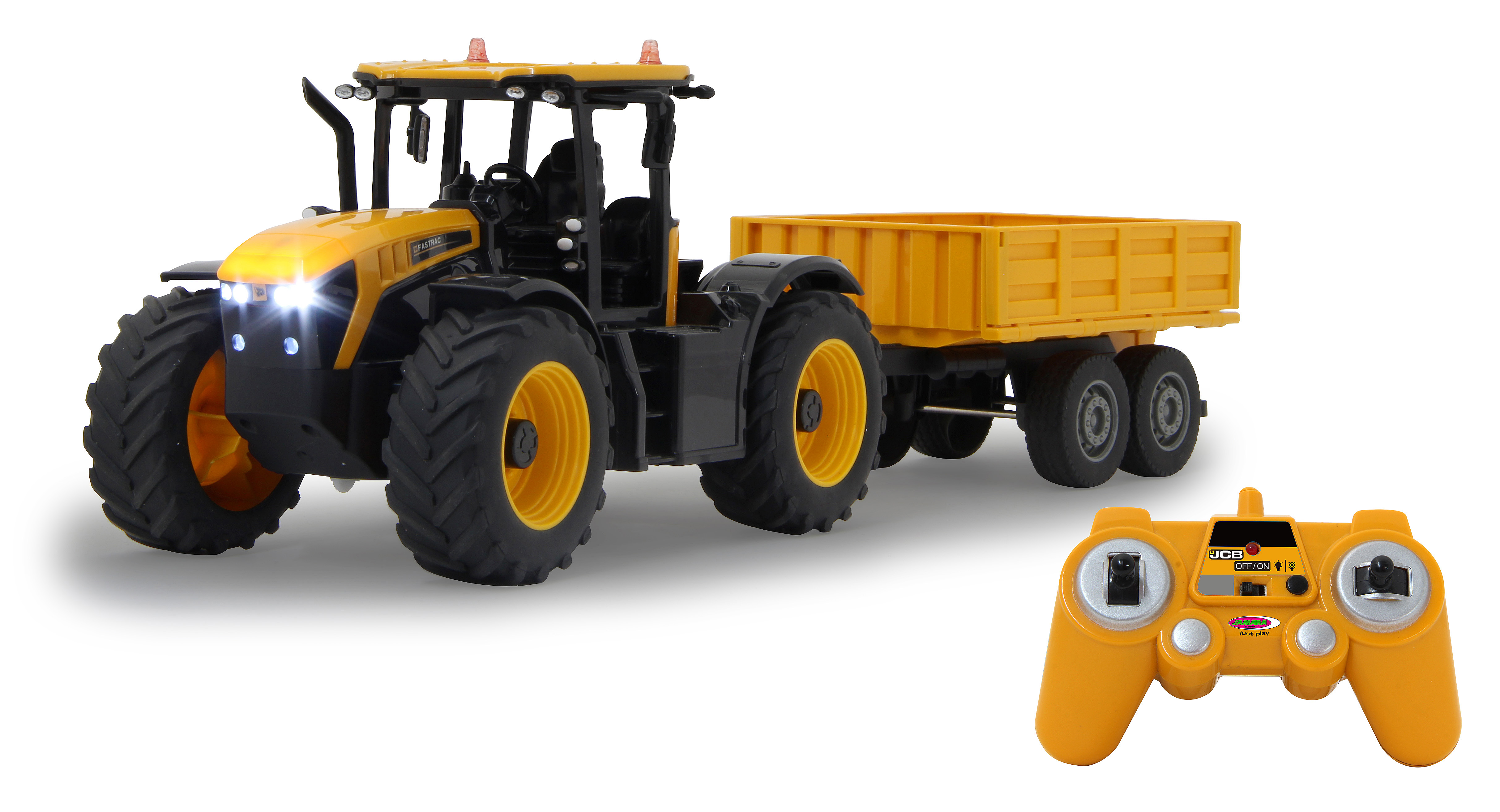 Gelber Spielzeugtraktor mit Anhänger und Fernbedienung auf weißem Hintergrund.