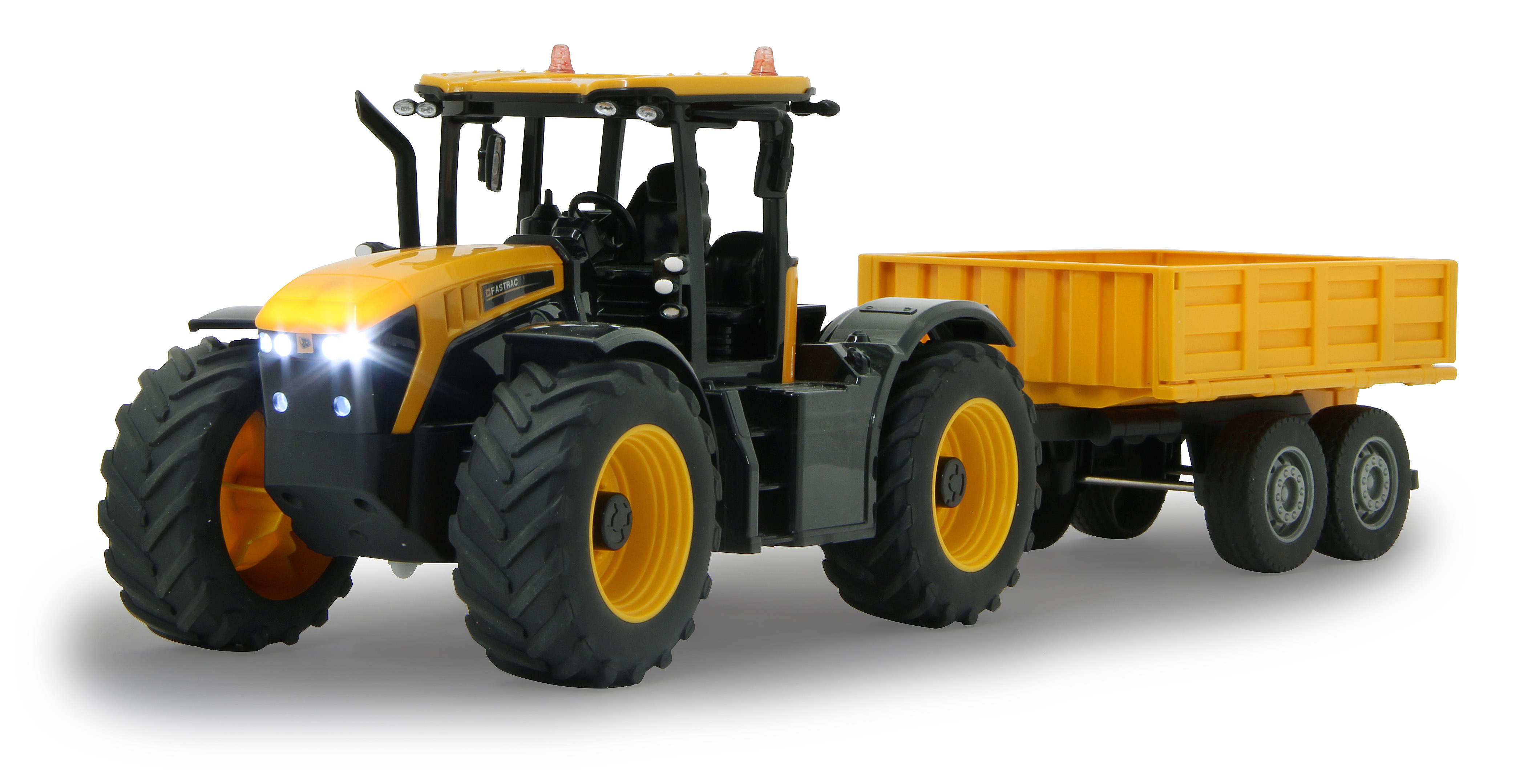Gelb-schwarzer Traktor mit Anhänger. Lichter an. Weißer Hintergrund.
