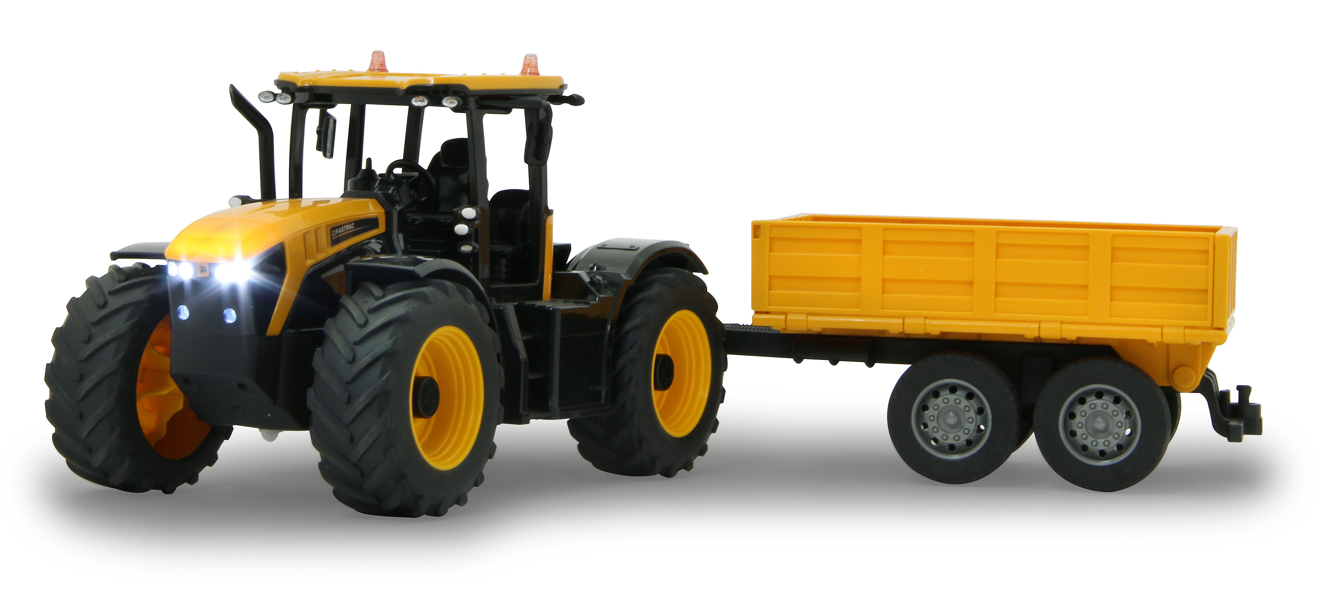 Gelb-schwarzer Traktor mit Anhänger. Lichter an. Weißer Hintergrund.