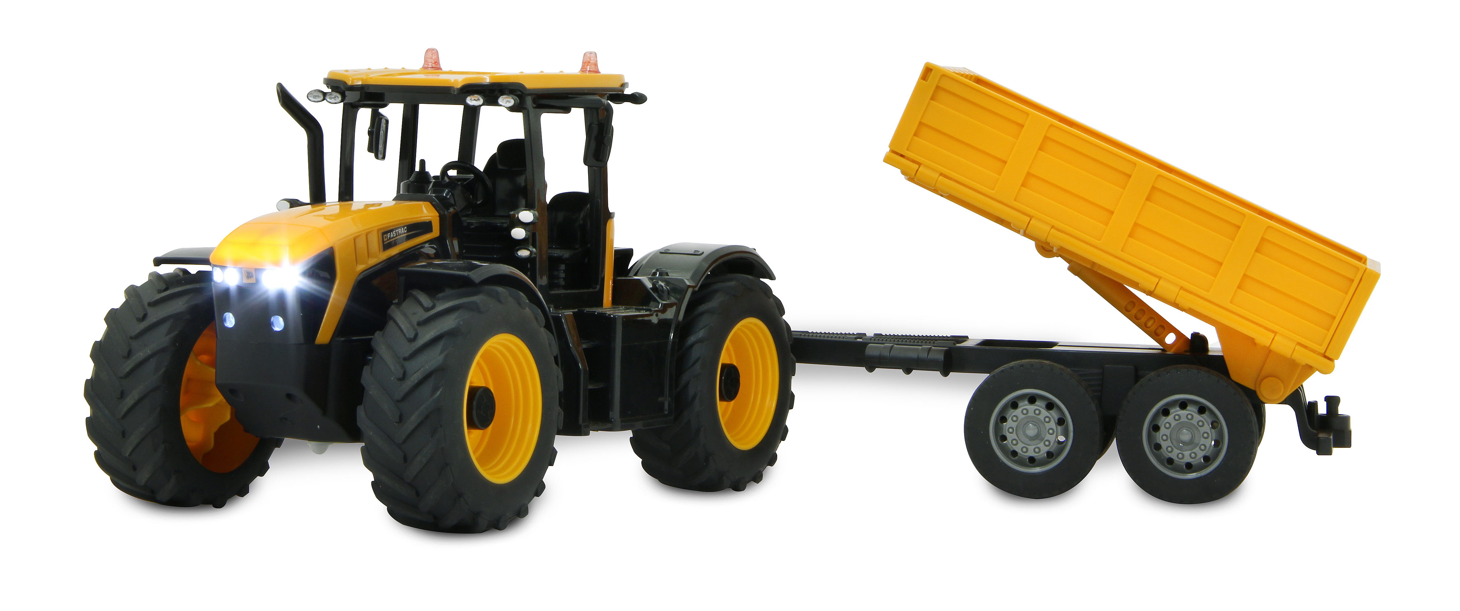 Gelb-schwarzer Traktor mit Anhänger. Lichter an. Weißer Hintergrund.