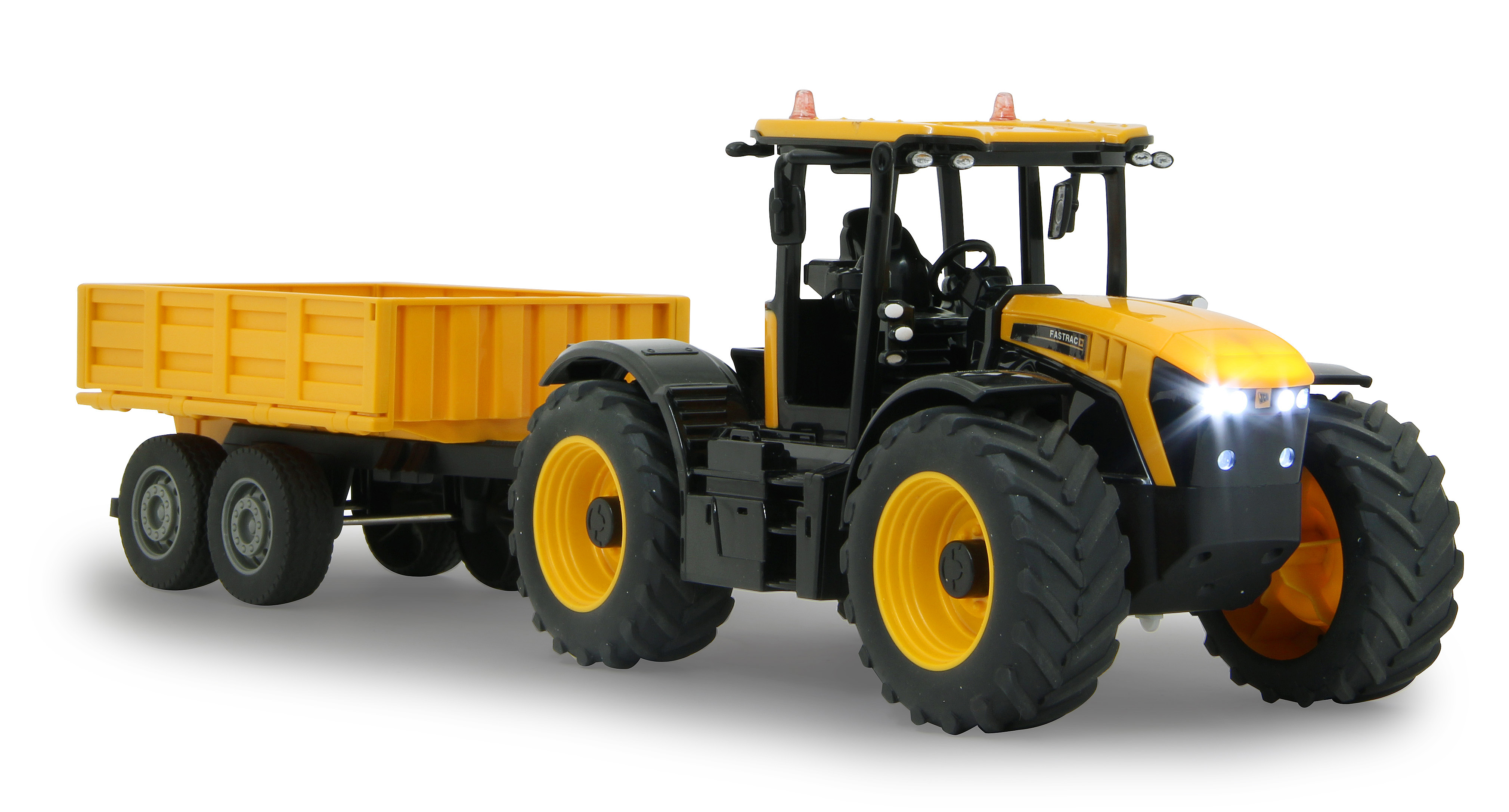 Gelb-schwarzer Traktor mit Anhänger. Lichter an. Weißer Hintergrund.