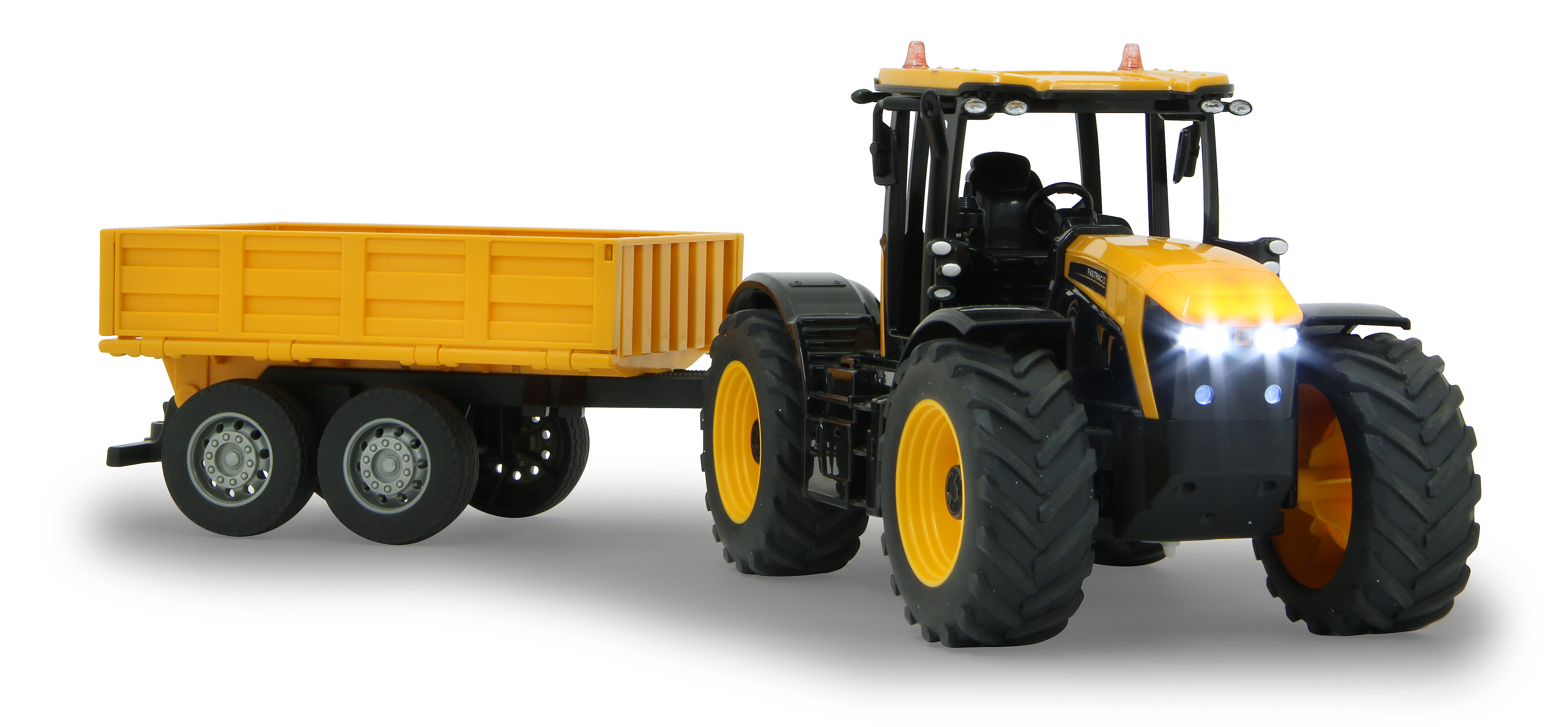 Gelb-schwarzer Traktor mit Anhänger. Lichter an. Weißer Hintergrund.