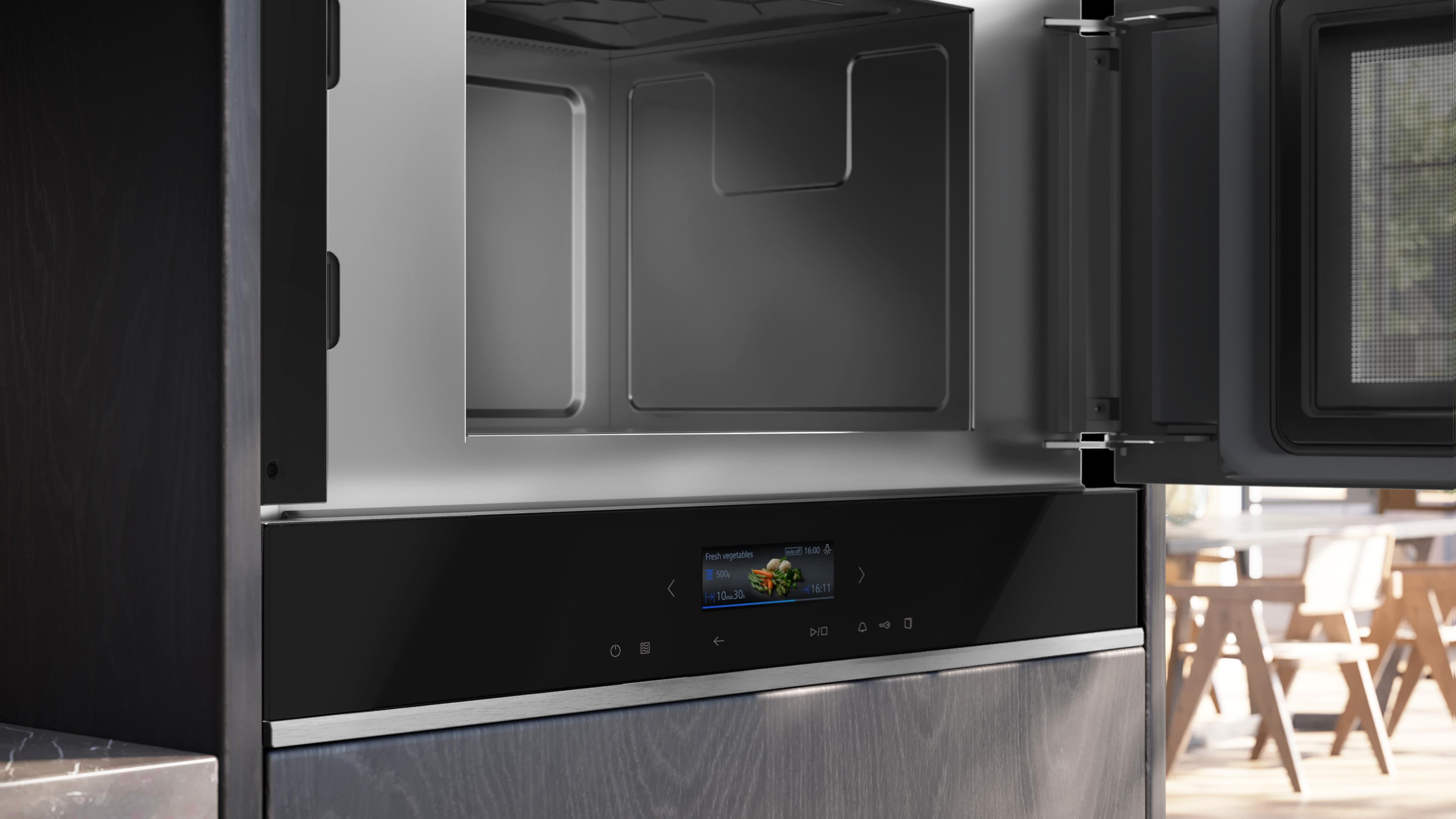 Kuchenka mikrofalowa z otwartymi drzwiami, ukazująca wnętrze i panel sterowania.