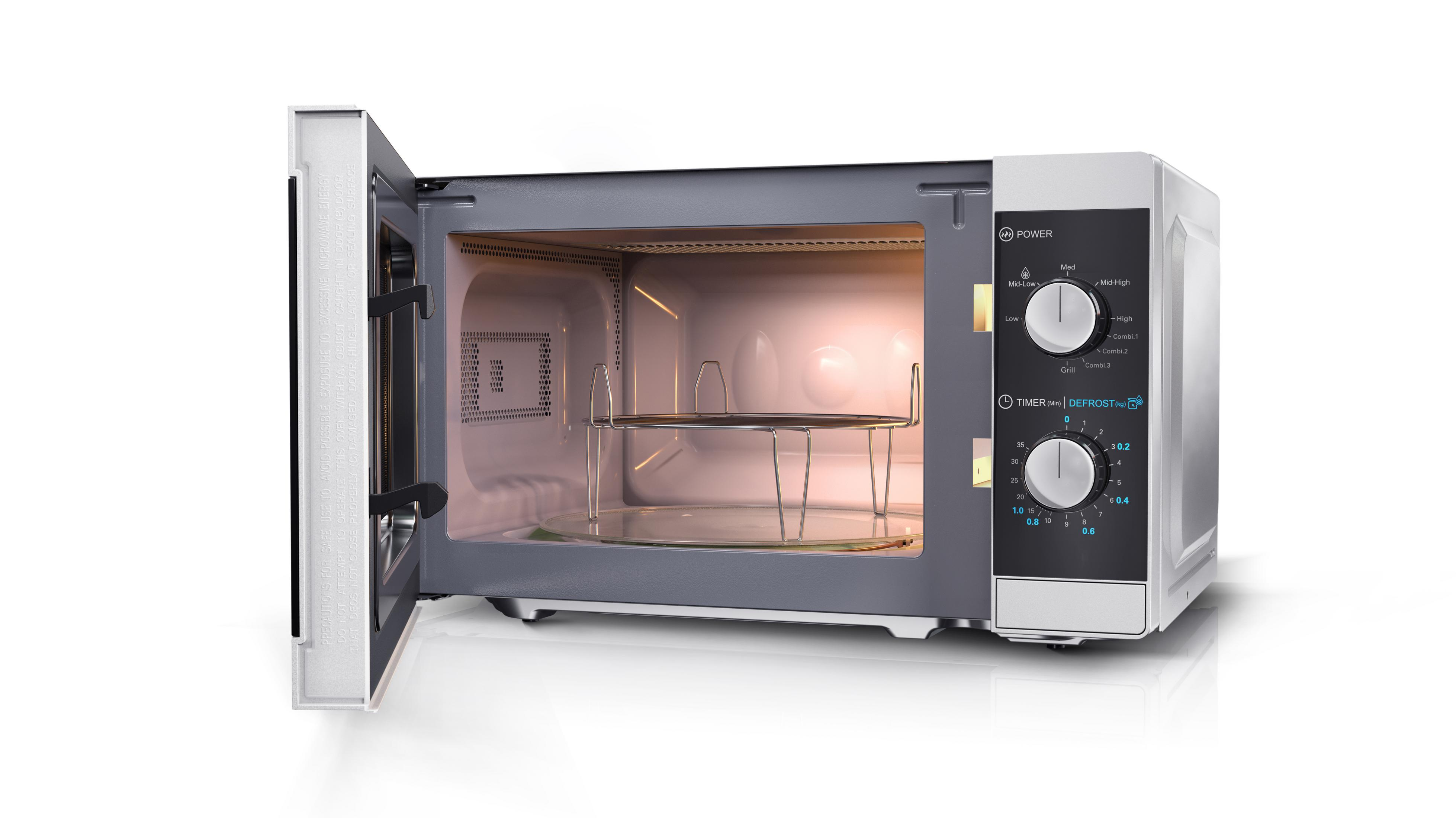 Otwarta kuchenka mikrofalowa, wnętrze z szklanym talerzem i metalowym rusztem. Widoczny panel.