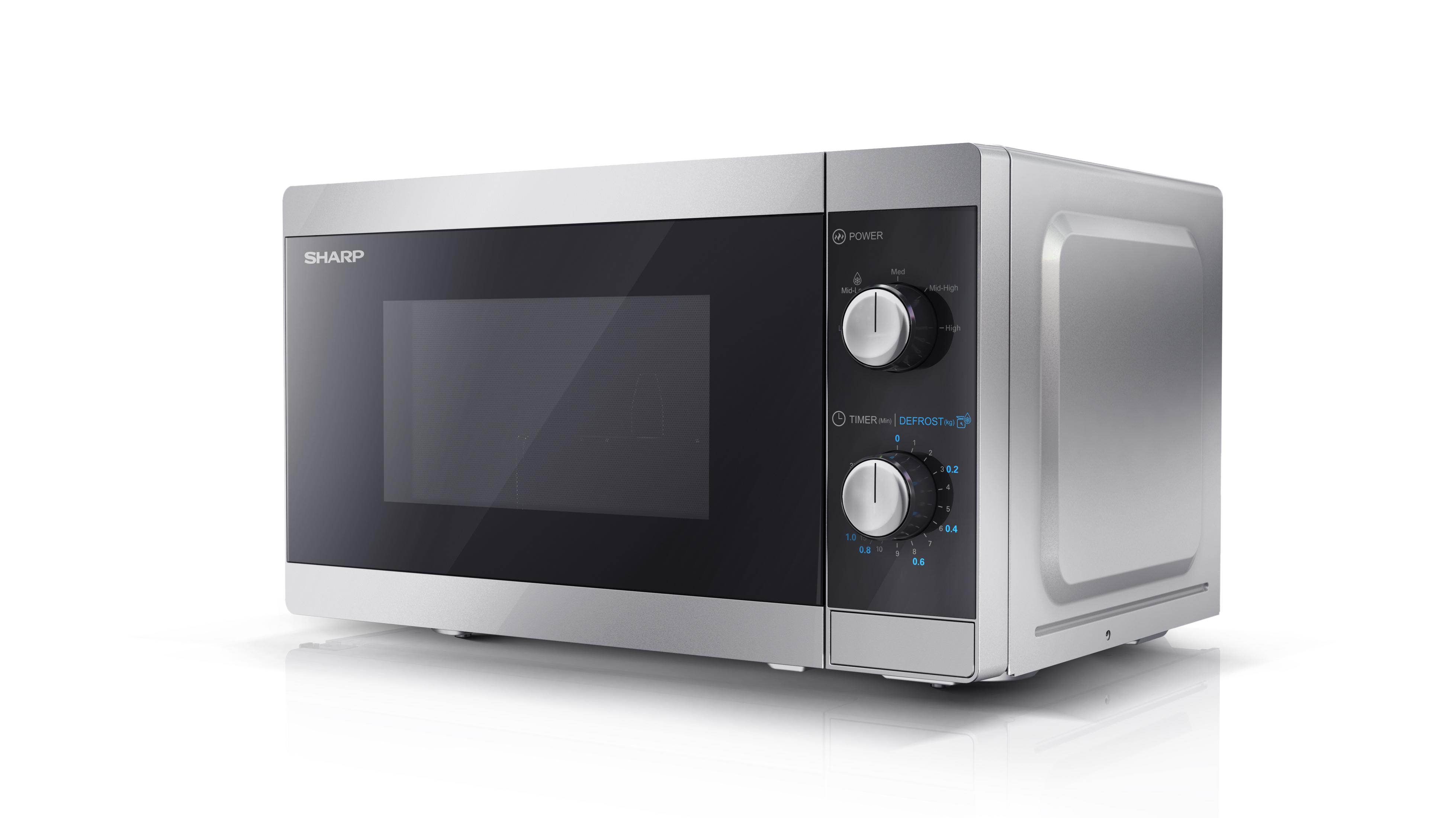 Un horno microondas Sharp, con controles a la derecha. Está sobre un fondo blanco.