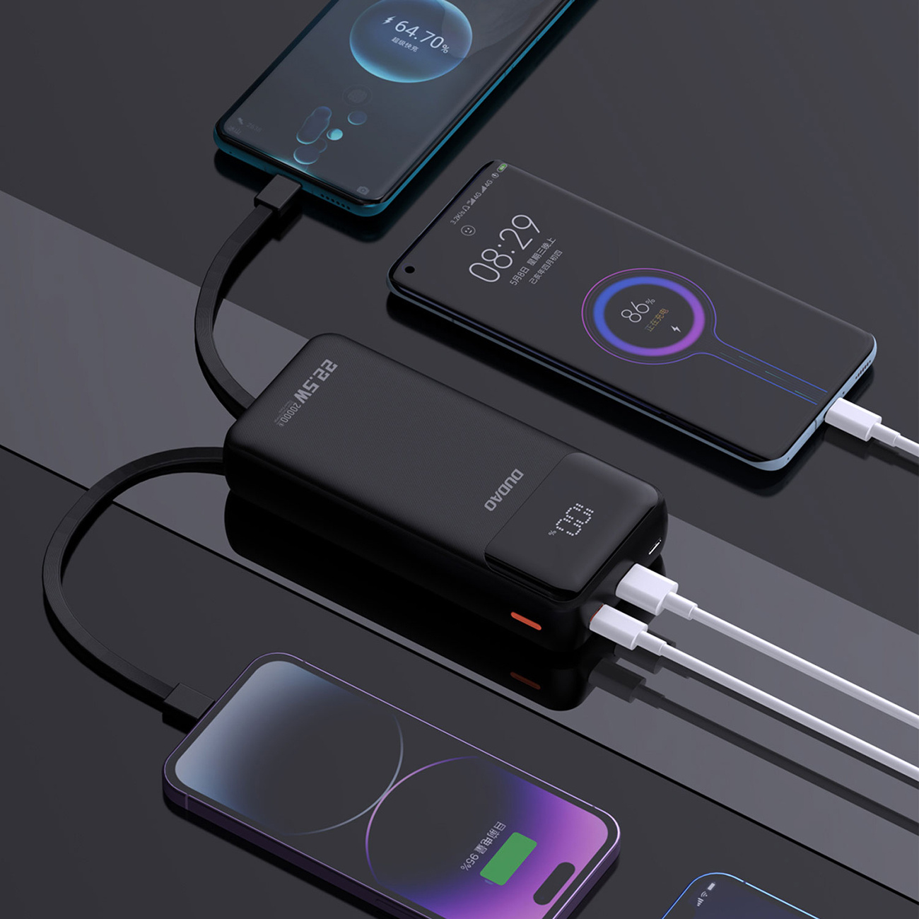 Drei Telefone, die von einer schwarzen Powerbank aufgeladen werden.