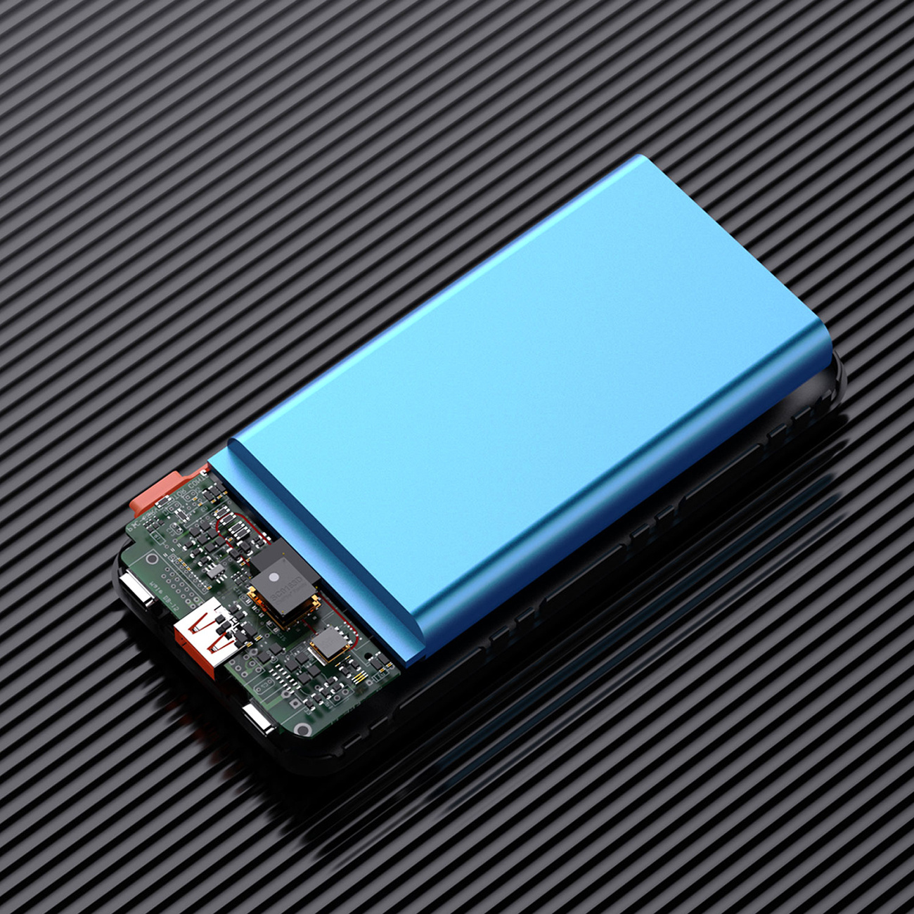 Eine blaue Powerbank zerlegt, zeigt interne Komponenten und eine Leiterplatte.
