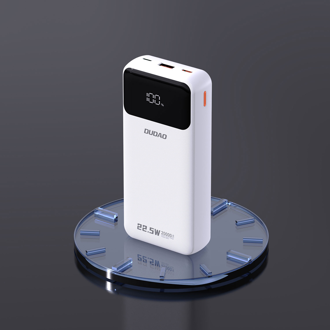 Weiße Powerbank auf einem Glasständer. Sie zeigt 100% Ladung, mit schlichtem Design.