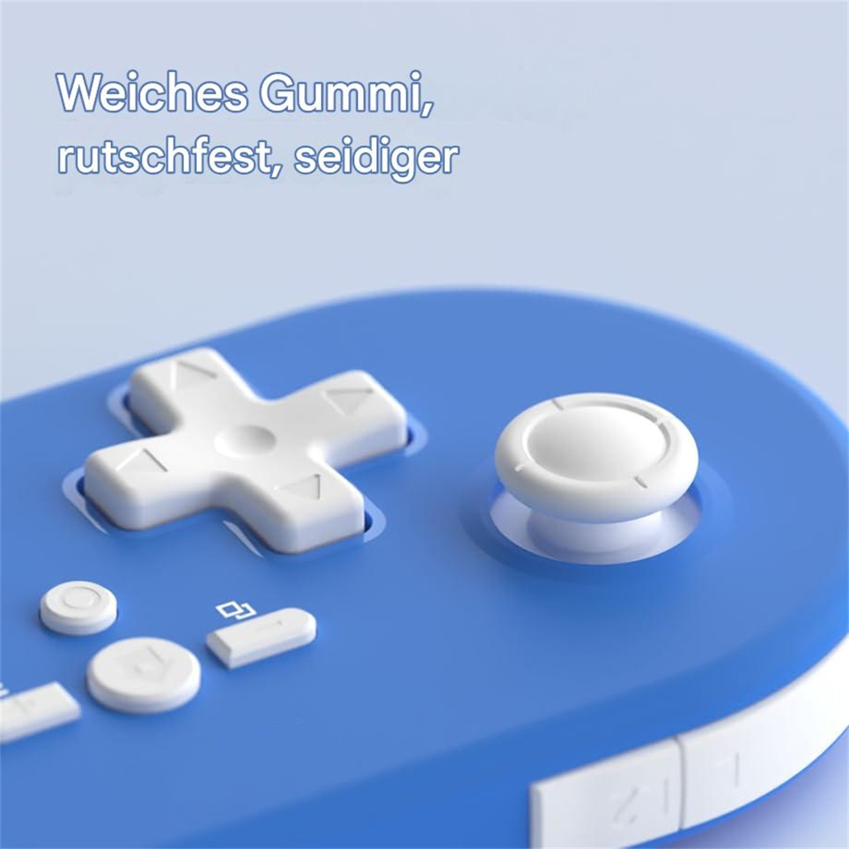 Nahaufnahme eines blauen Gamepad-Controllers mit weißen Knöpfen und einem Steuerkreuz, isoliert auf weißem Hintergrund.
