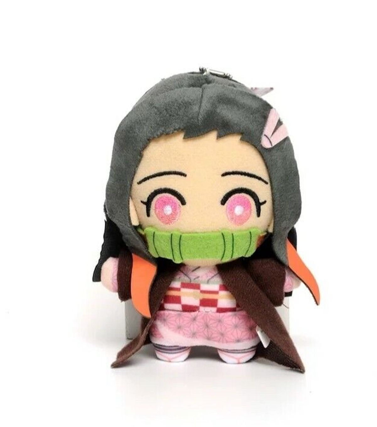 Plüschpuppe einer Anime-Figur. Die Puppe hat dunkles Haar, Augen und einen grünen Mundschutz.
