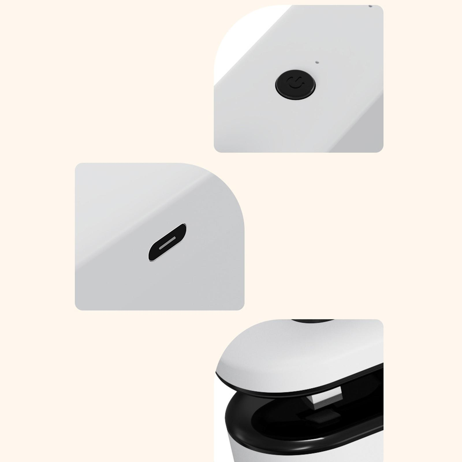 Nahaufnahme eines weißen Geräts mit schwarzem Knopf und Ladeanschluss. Der Hintergrund ist cremefarben.