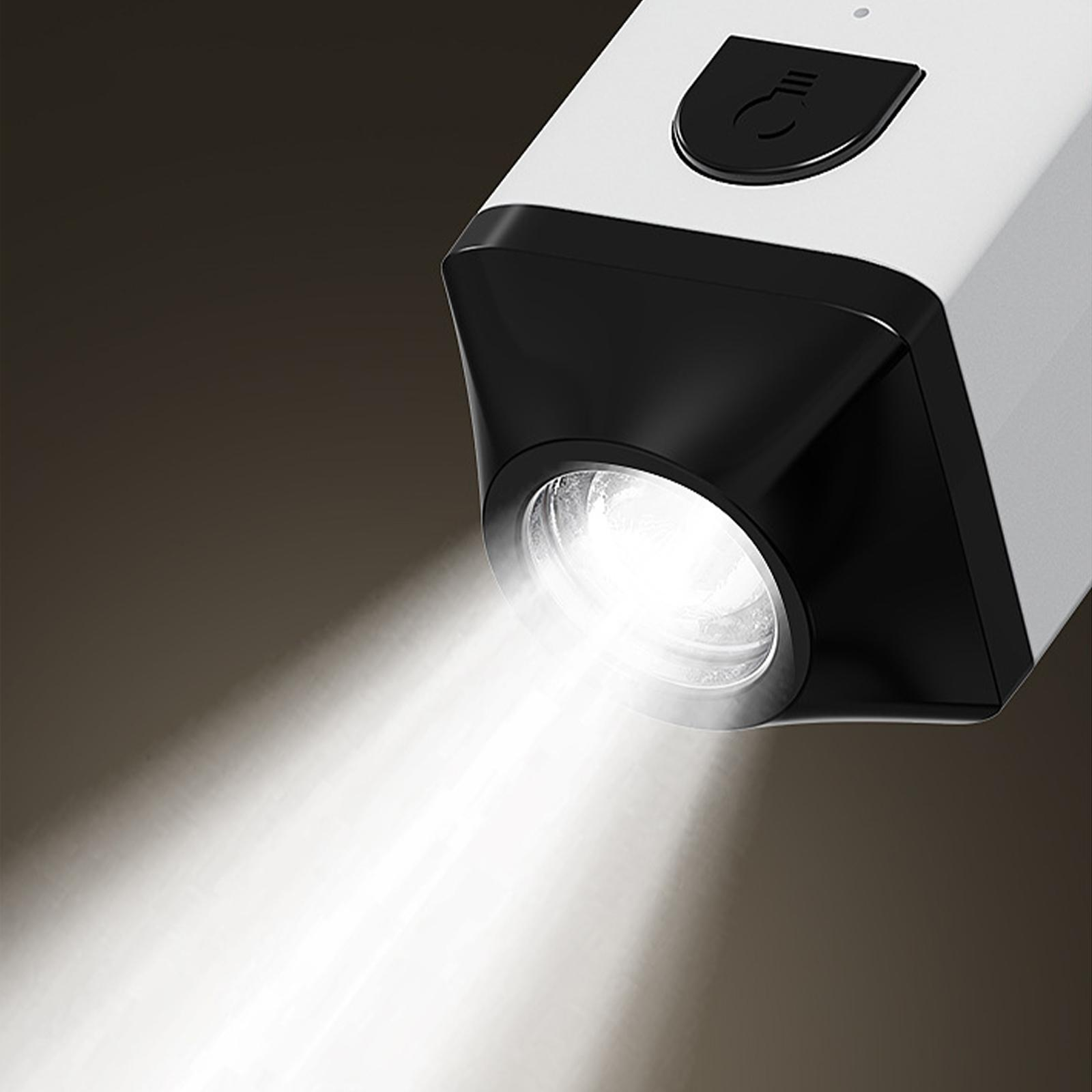 Weiße und schwarze Taschenlampe, die einen hellen Lichtstrahl aussendet. Das Licht ist fokussiert.