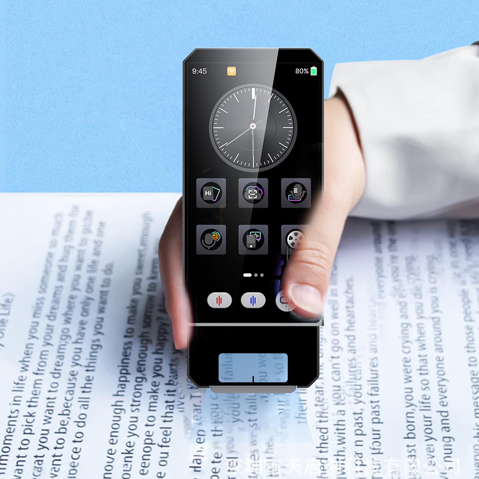 Eine Hand hält ein schwarzes Telefon vor einer bedruckten Seite. Das Telefon zeigt eine Uhr und App-Symbole.