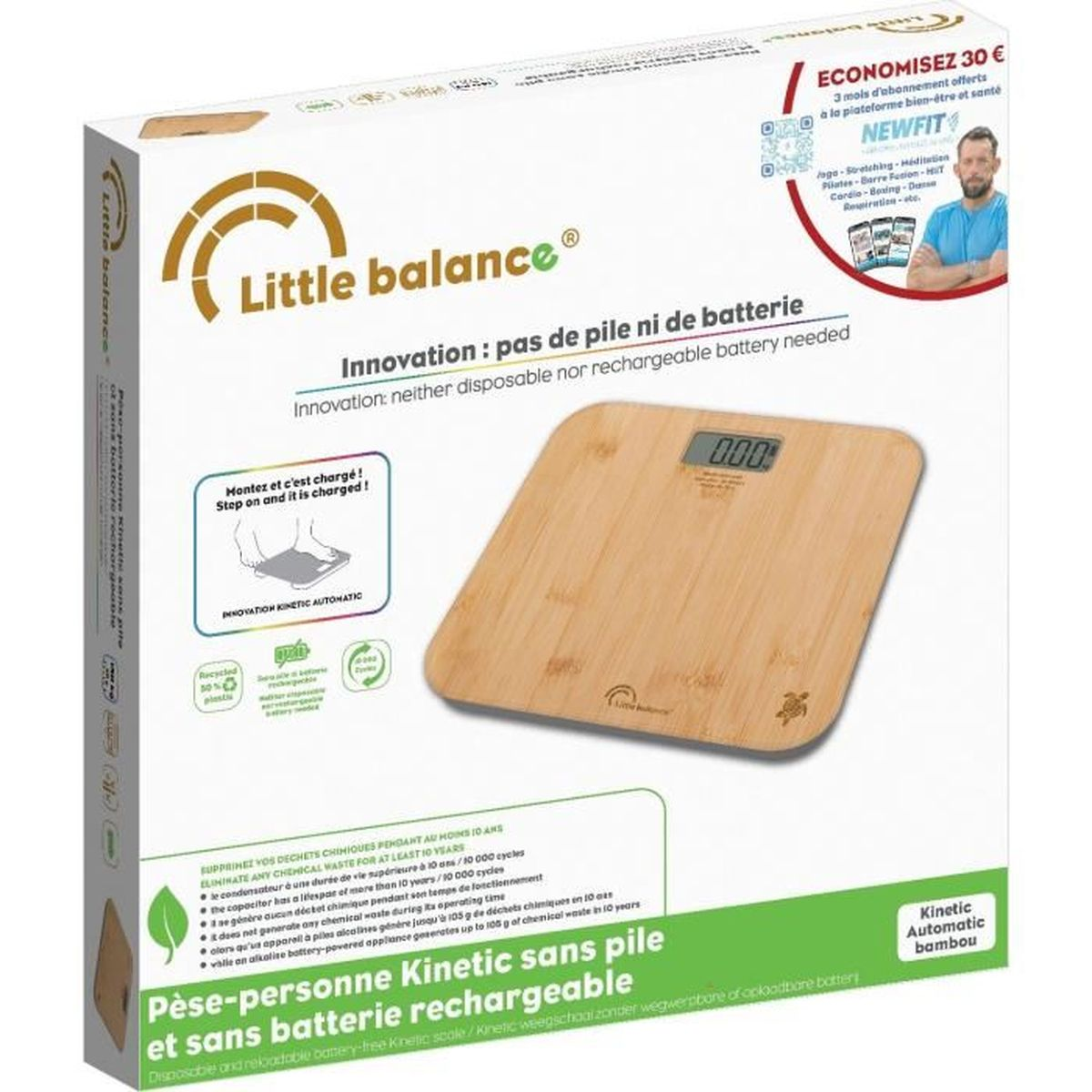 Eine Produktverpackung für eine Little Balance Waage. Sie zeigt die Waage, Text über das Produkt und erwähnt, dass sie keine Batterie hat.