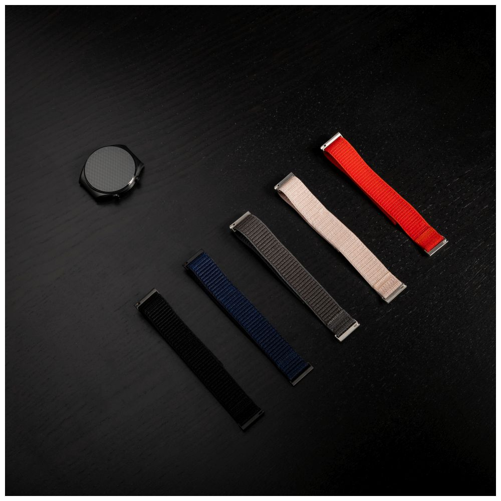 Eine schwarze Smartwatch und mehrere Uhrenarmbänder in verschiedenen Farben auf schwarzer Oberfläche.