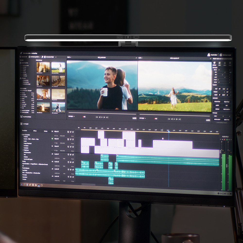 Ein Schreibtisch-Setup mit Monitor und Schreibtischlampe. Eine Video-Bearbeitungssoftware-Oberfläche wird angezeigt.