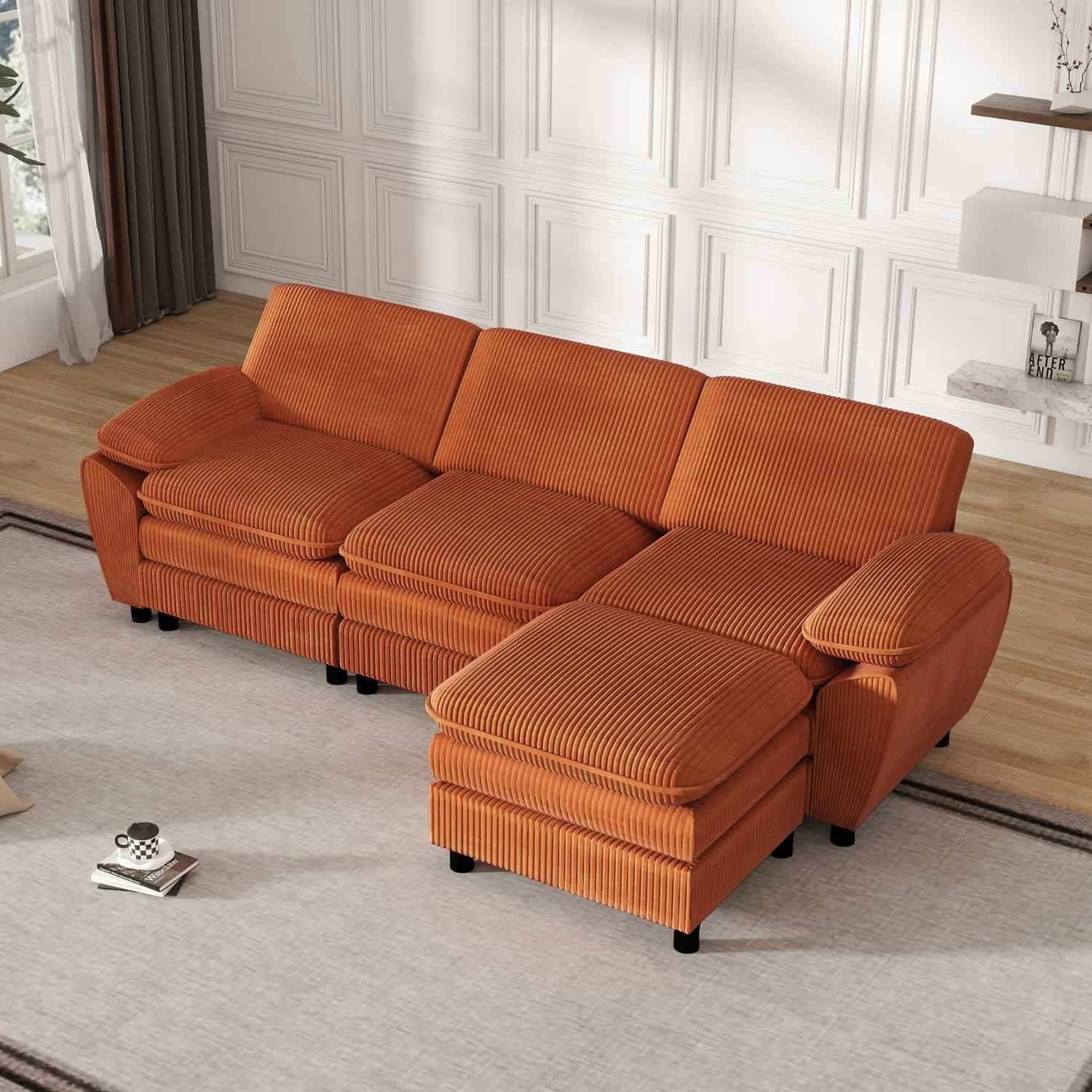 Ein orangefarbenes Ecksofa aus Cord auf einem Teppich. Das Sofa hat eine Chaiselongue und eine Ecke.