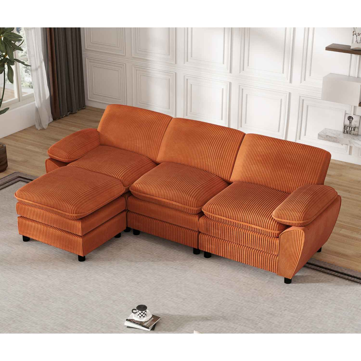 Ein orangefarbenes Ecksofa aus Cord auf einem Teppich. Das Sofa hat eine Chaiselongue links.